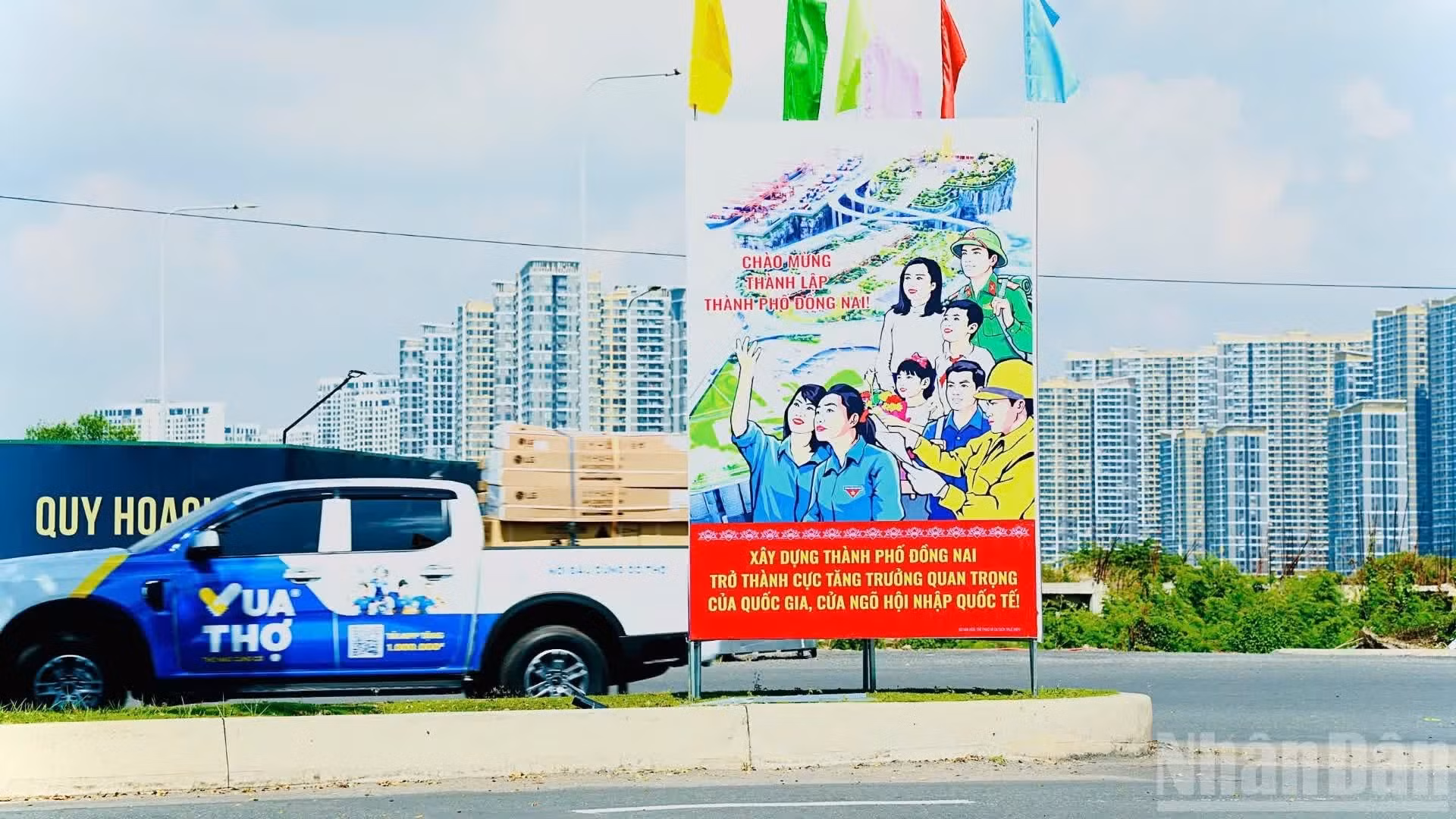 Pancartas en el bulevar Nguyen Huu Canh, que conduce al lugar donde se celebrará la ceremonia.