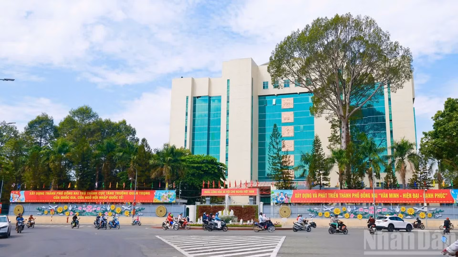 La sede administrativa de Dong Nai vista desde la calle 30 de abril.