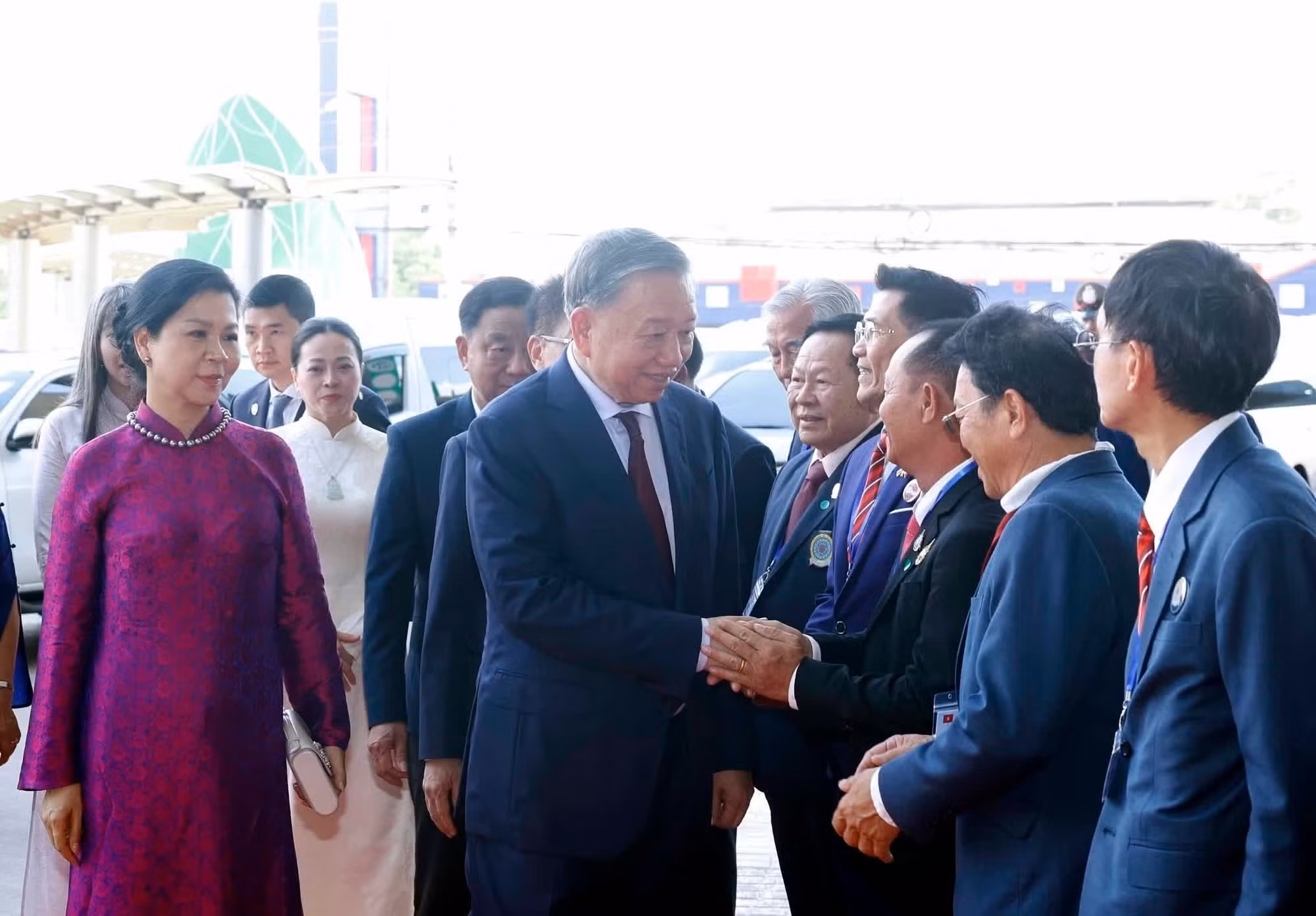El secretario general del Partido Comunista y presidente de Vietnam, To Lam, y su esposa se reúnen con la comunidad vietnamita en Tailandia. (Foto: VNA)