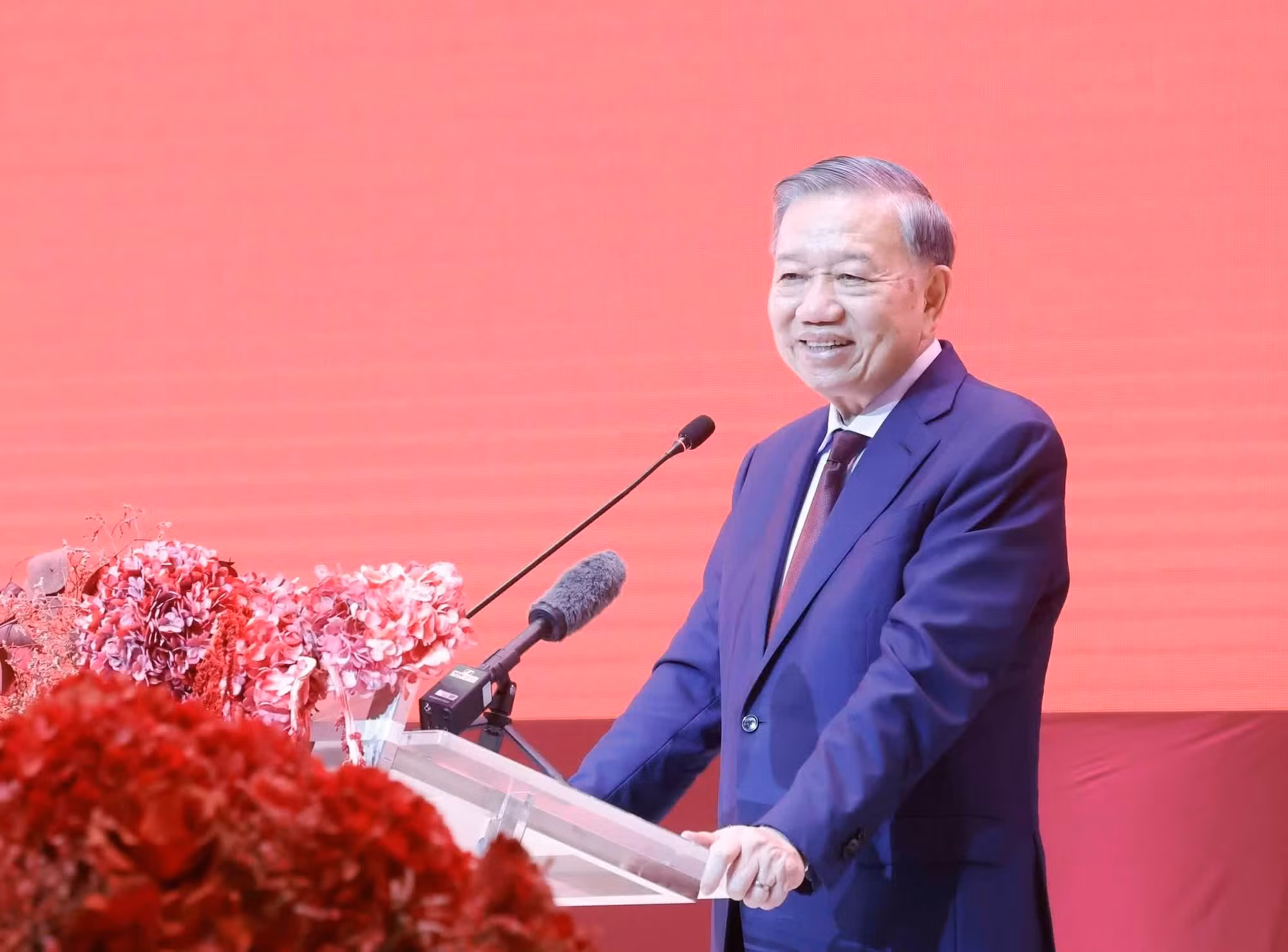 El secretario general del Partido Comunista y presidente de Vietnam, To Lam, habla con la comunidad vietnamita en Tailandia. (Foto: VNA)