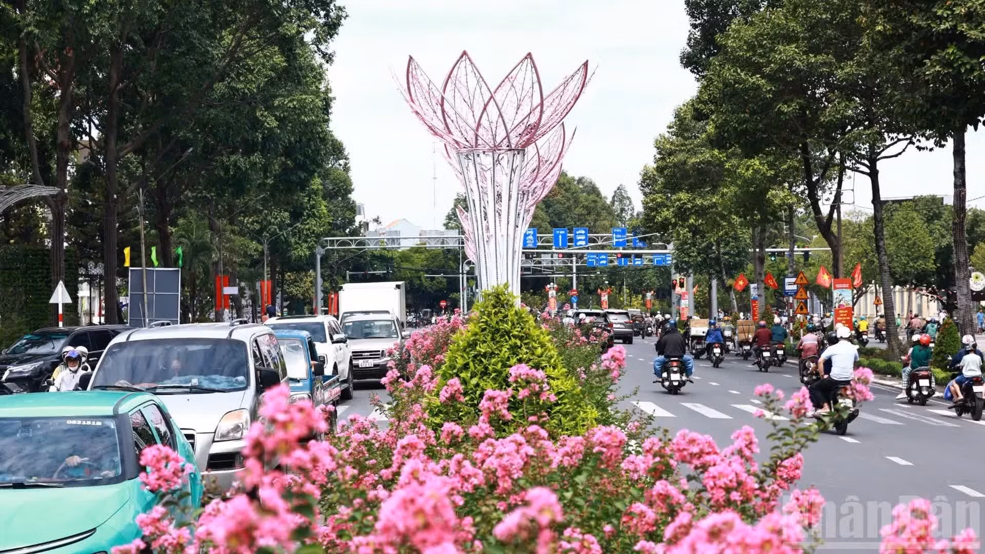 Flores frescas en la calle Nguyen Ai Quoc, frente a la escuela secundaria Tran Hung Dao.