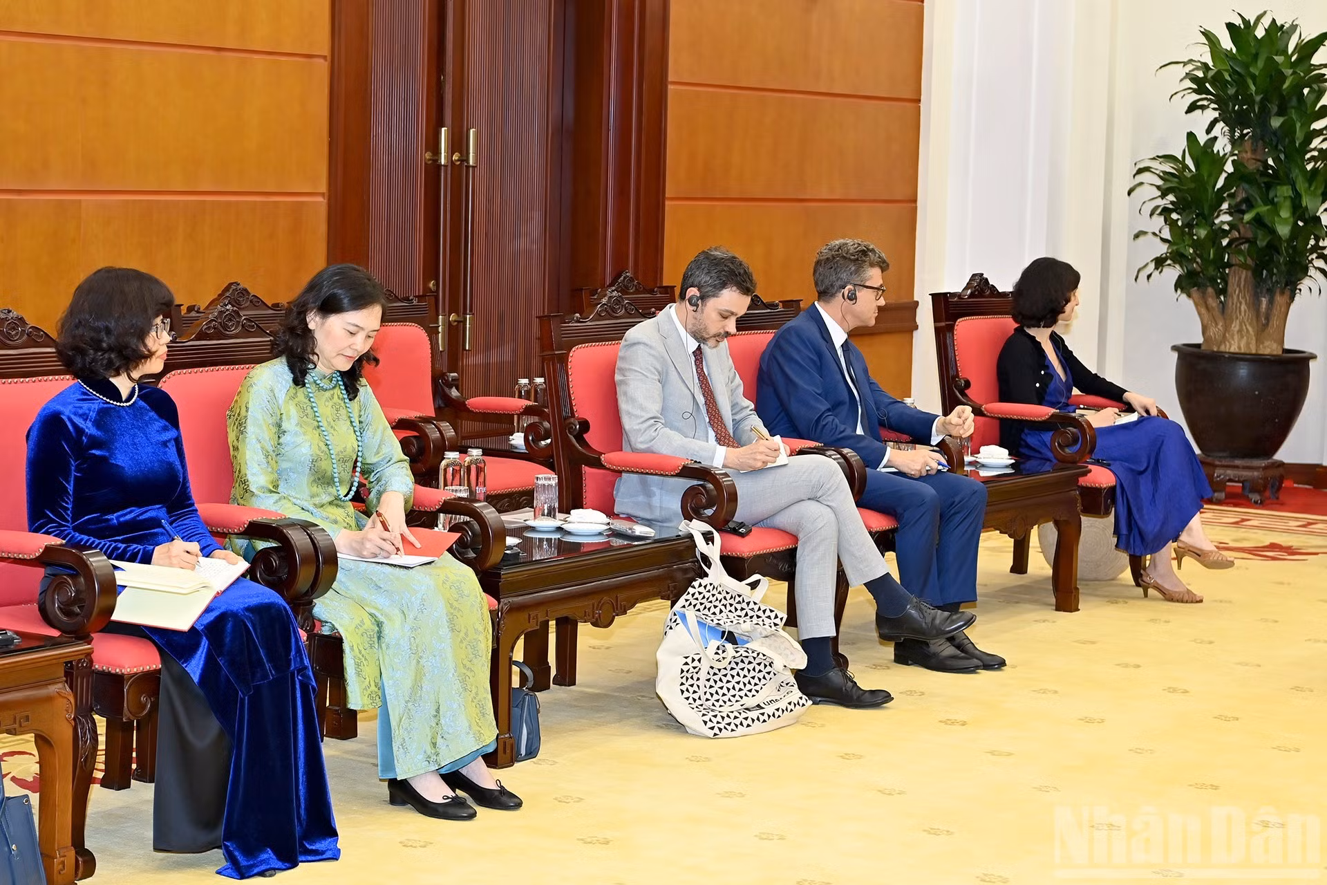 Delegados vietnamitas presentes en el encuentro.
