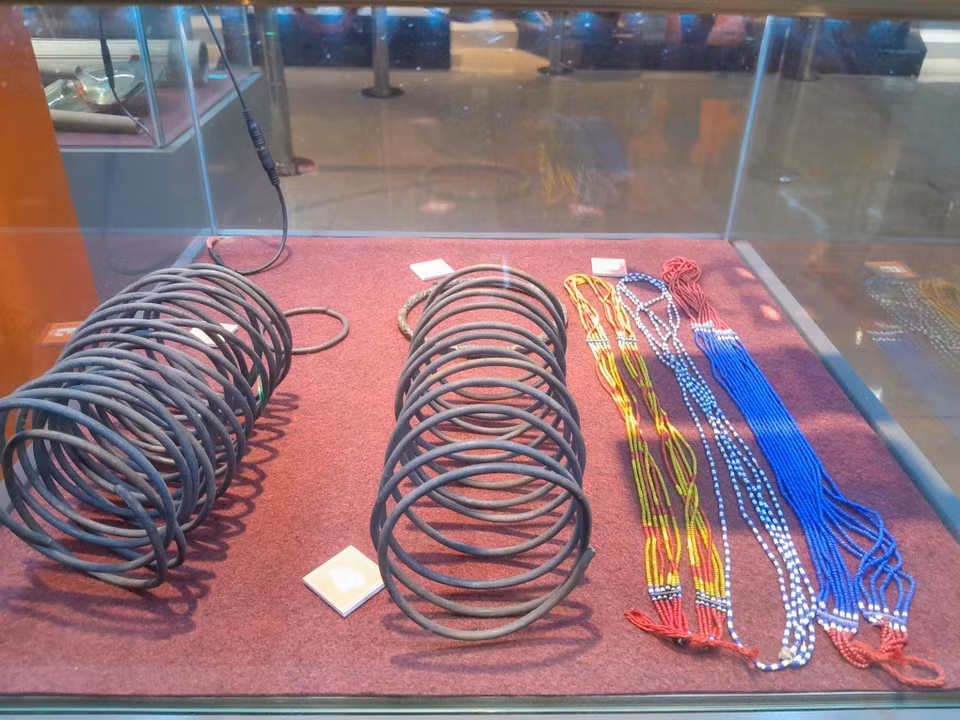 Pulseras, tobilleras y cuentas del pueblo S’tieng. (Foto: VNA)