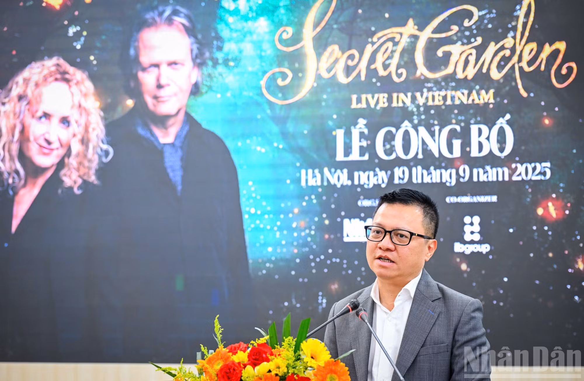 Le Quoc Minh, miembro del Comité Central del Partido, presidente-editor del periódico Nhan Dan, subjefe de la Comisión de Propaganda y Movilización de Masas del Comité Central del Partido, presidente de la Asociación de Periodistas de Vietnam y jefe del comité organizador, anunció que por primera vez Secret Garden presentará al público vietnamita sus emotivas melodías de música de cámara con motivo de su 30º aniversario artístico.