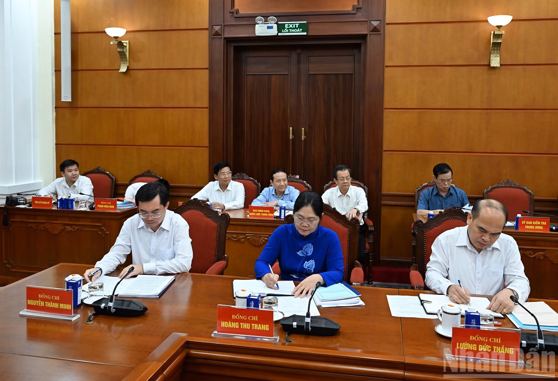 Delegados en la reunión con la Junta Permanente del Comité del Partido de Thai Nguyen.