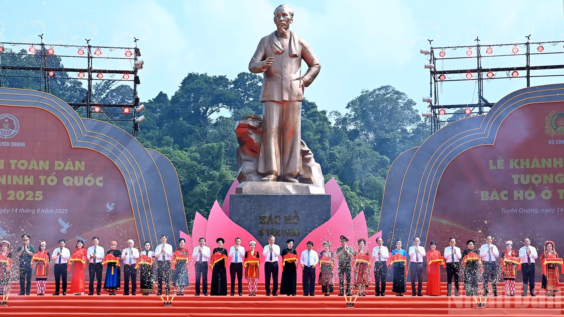 [Foto] Líder partidista vietnamita asiste a inauguración de estatua “Tío Ho en Tan Trao”