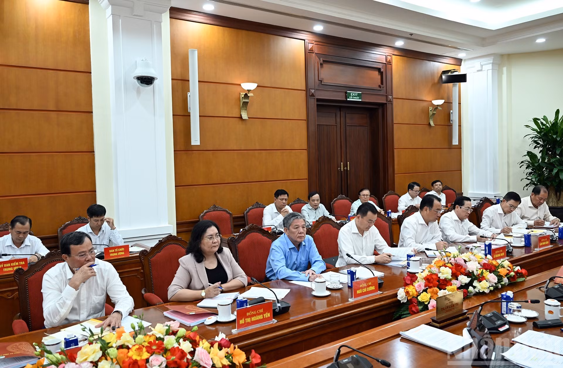 Los miembros de la Junta Permanente del Comité del Partido de Vinh Long en la cita.