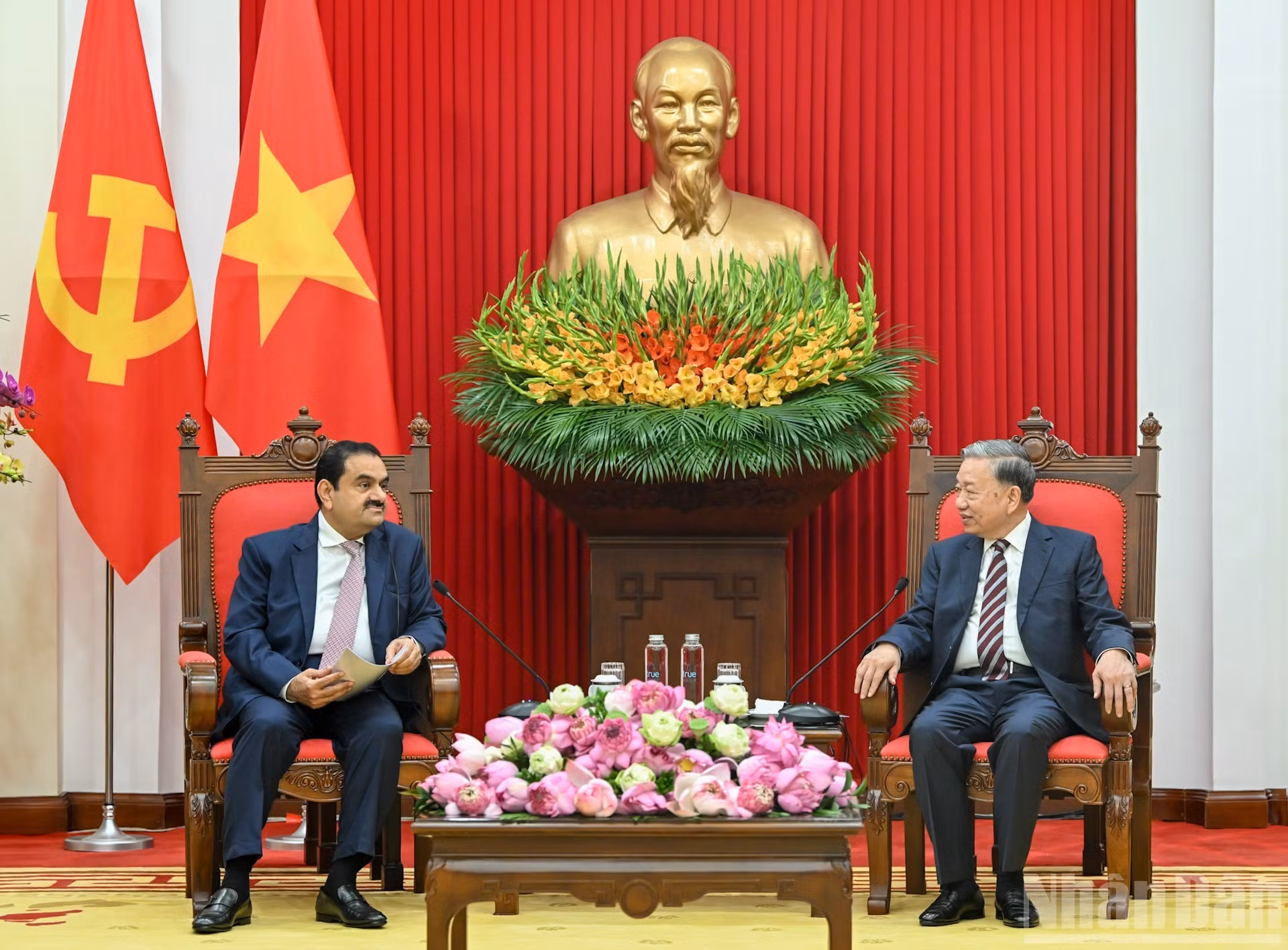 El secretario general del PCV, To Lam, recibe a Gautam Adani, presidente del Grupo Adani. (Foto: VNA)