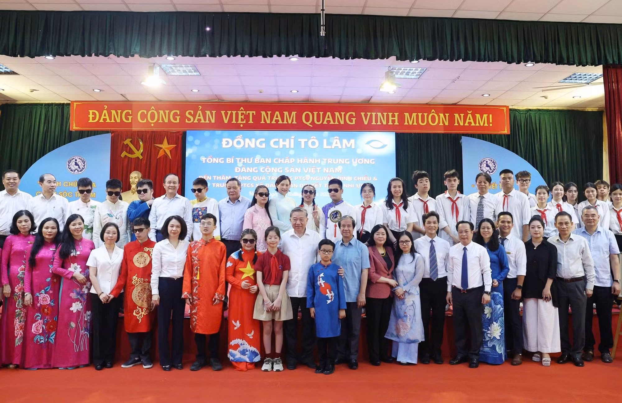 To Lam posa para una foto con docentes y alumnos de las escuelas especiales Nguyen Dinh Chieu y Xa Dan. (Foto: Thong Nhat/VNA)