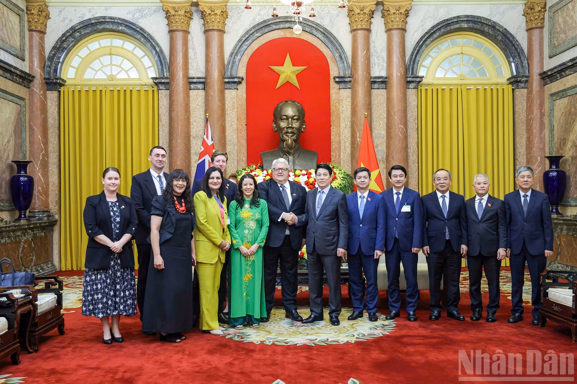 El presidente de Vietnam, Luong Cuong, y el titular del Parlamento de Nueva Zelanda, Gerry Brownlee, con los delegados en el encuentro.