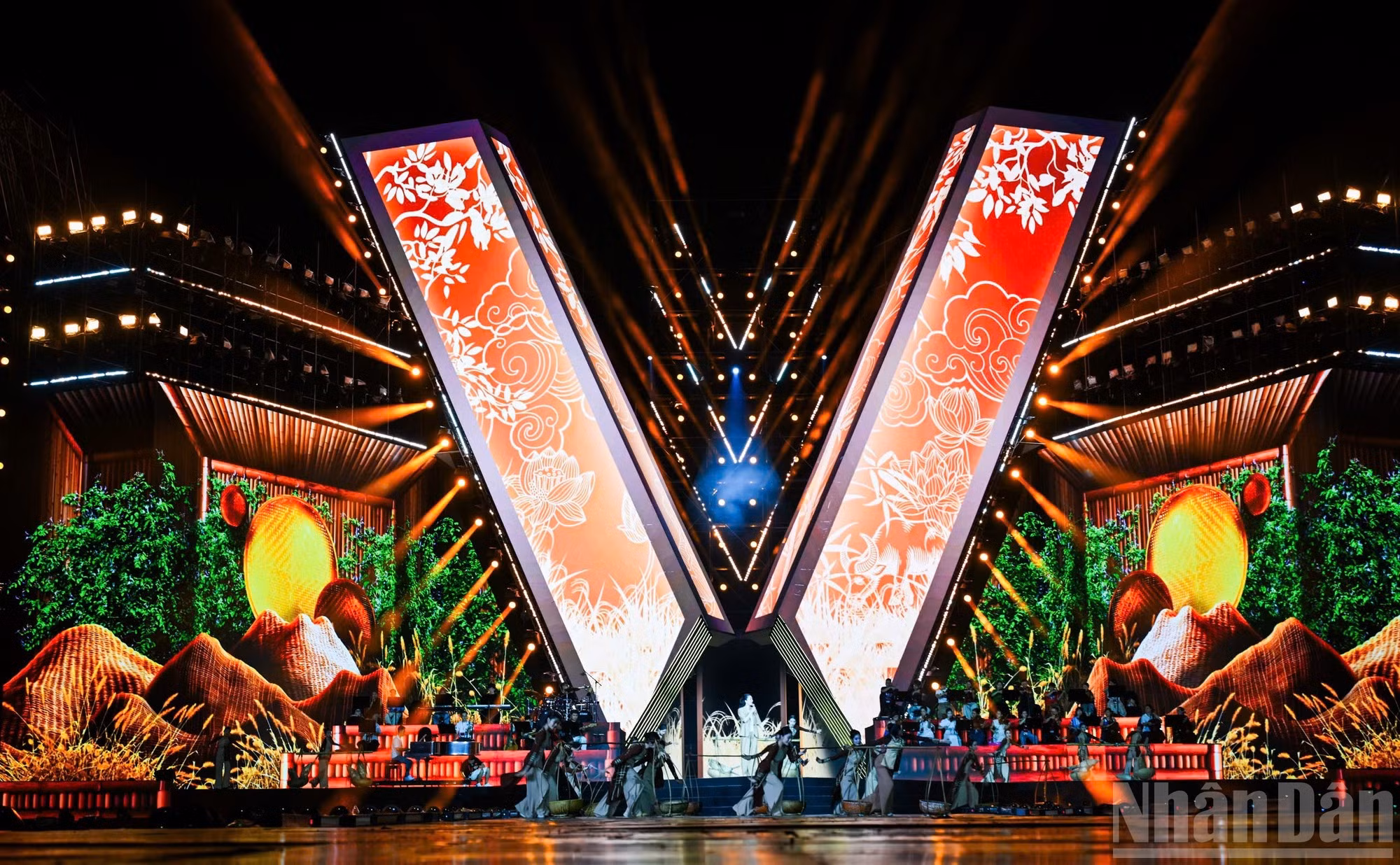 El concierto político y artístico "La Patria en el Corazón" tiene su ensayo general anoche en el Estadio Nacional My Dinh de Hanói. Todo el equipo de artistas, técnicos, directores y personal de logística aprovechó la oportunidad para perfeccionar cada detalle del sonido, la iluminación y la escenografía, asegurando que todos los elementos cumplieran con los más altos estándares en preparación para este importante evento nacional.