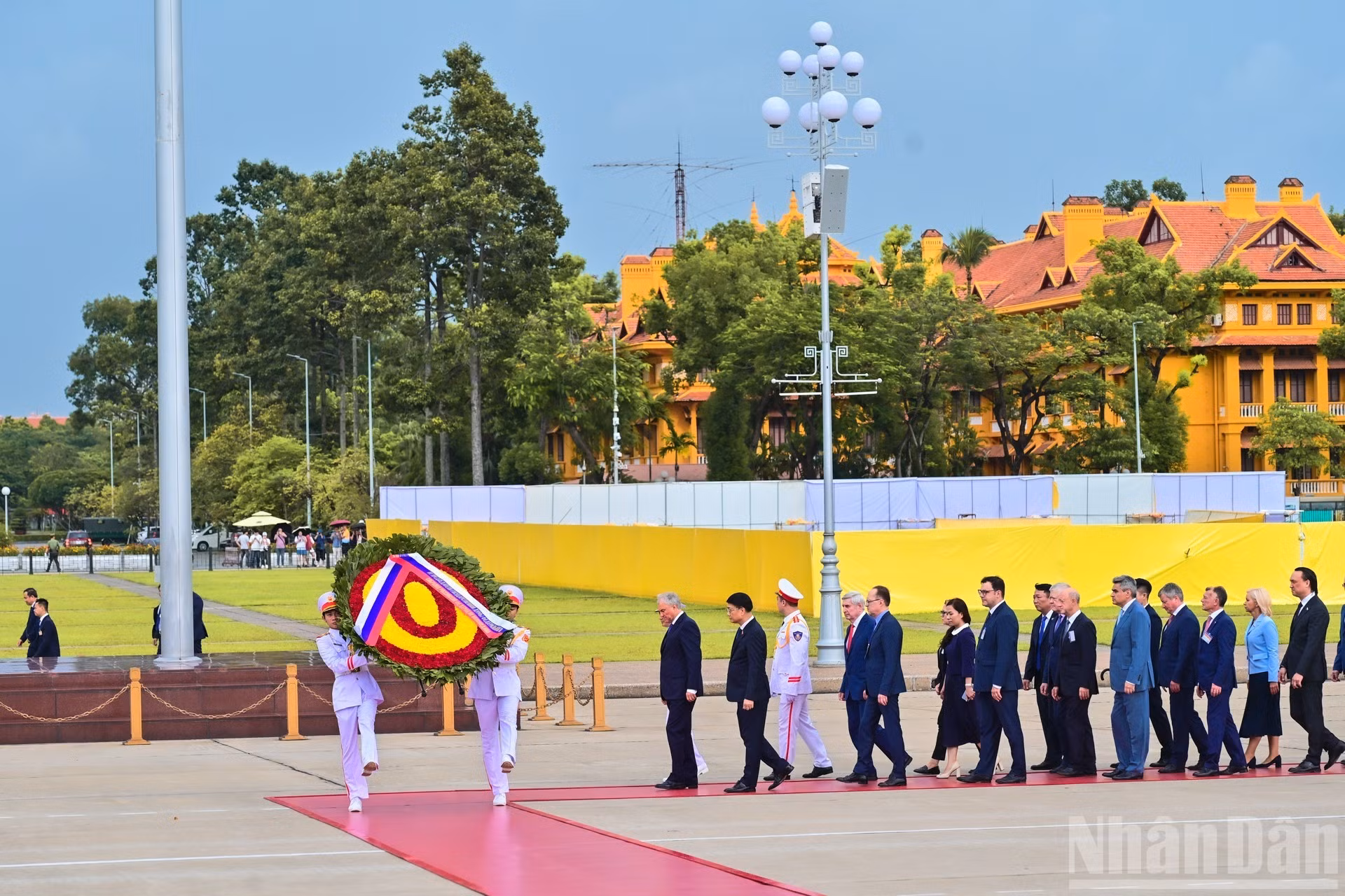 Vyacheslav Volodin y su delegación en la plaza Ba Dinh, frente al Mausoleo del Presidente Ho Chi Minh.