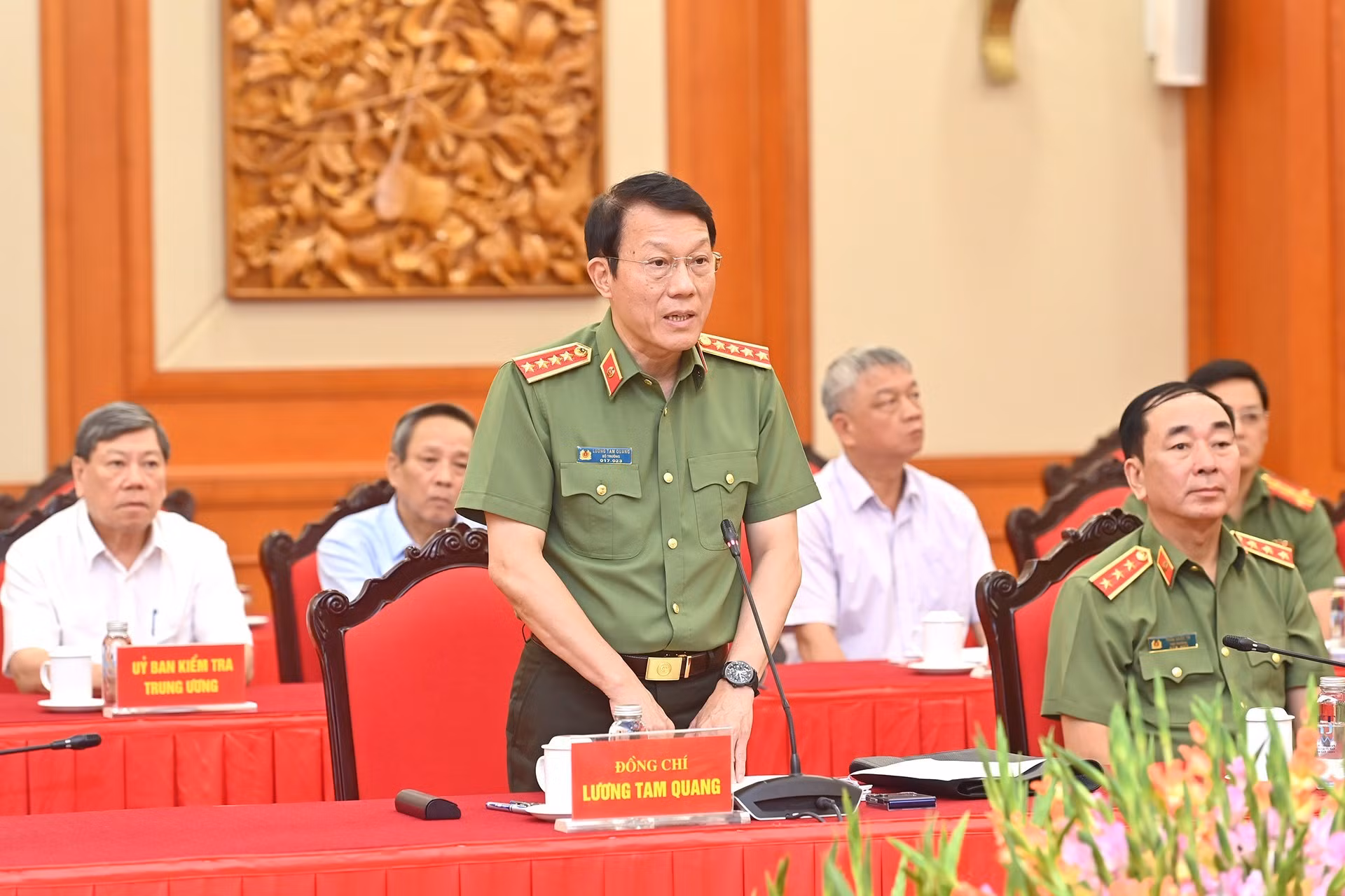 El general Luong Tam Quang, miembro del Buró Político, secretario de la Comisión Central de Seguridad Pública, y ministro de Seguridad Pública, interviene en la reunión.