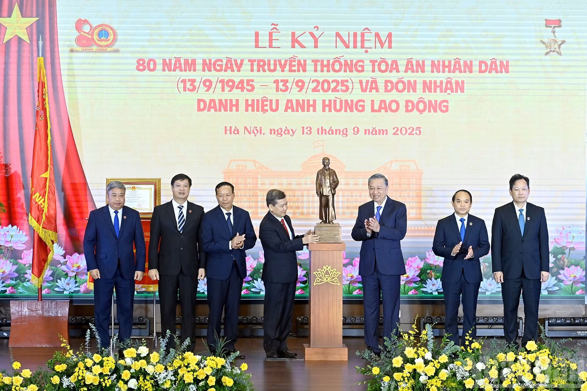 To Lam entrega una estatua del presidente Ho Chi Minh al Tribunal Popular Supremo.