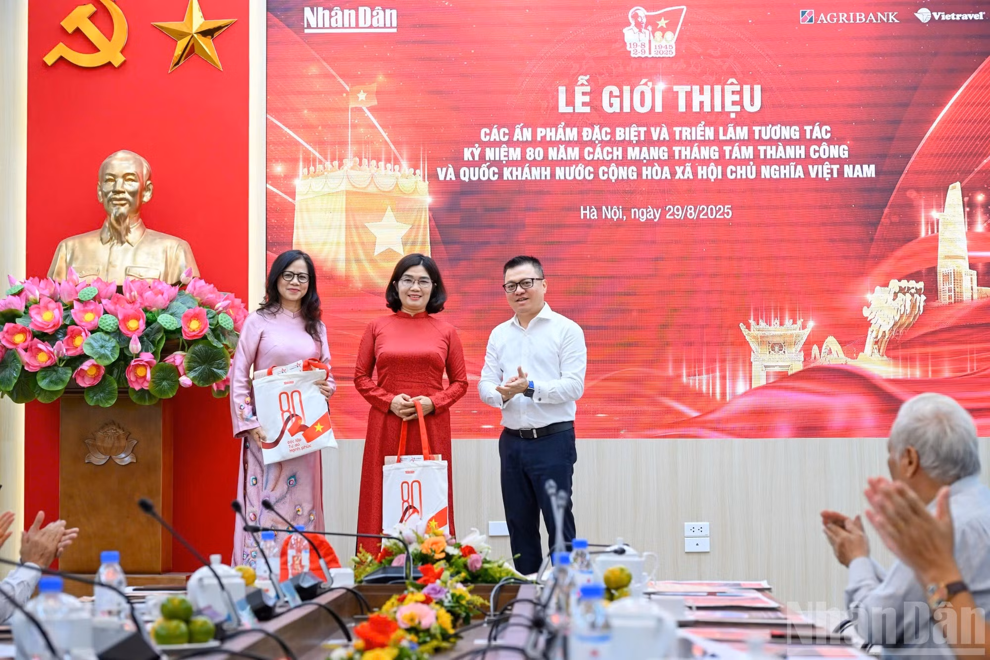 Le Quoc Minh entrega obsequios a los patrocinadores.