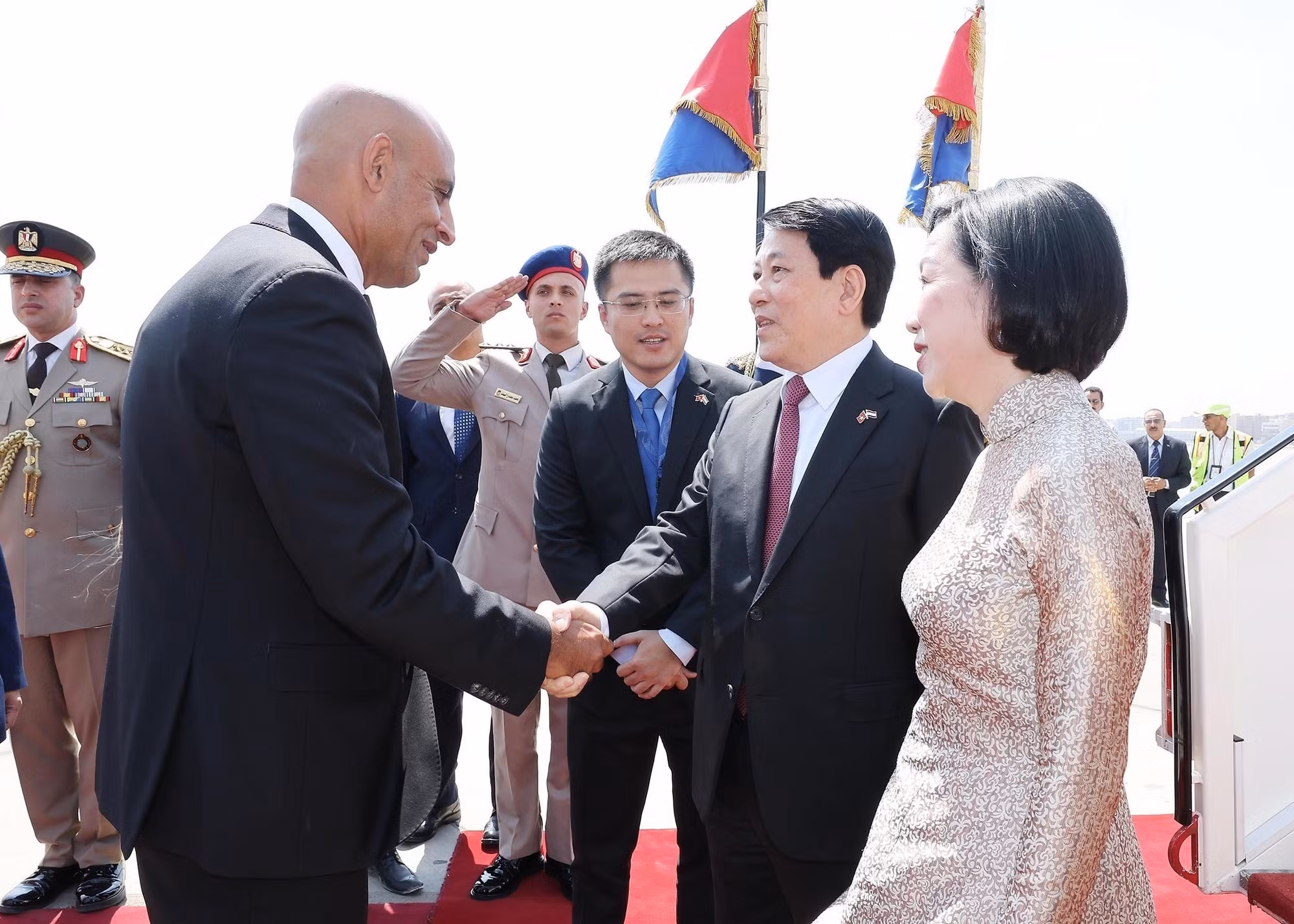 El ministro de Educación y Formación de Egipto, Mohamed Abdel Latif, recibe al presidente Luong Cuong y su esposa en el Aeropuerto Internacional de El Cairo. (Foto: Lam Khanh/VNA)