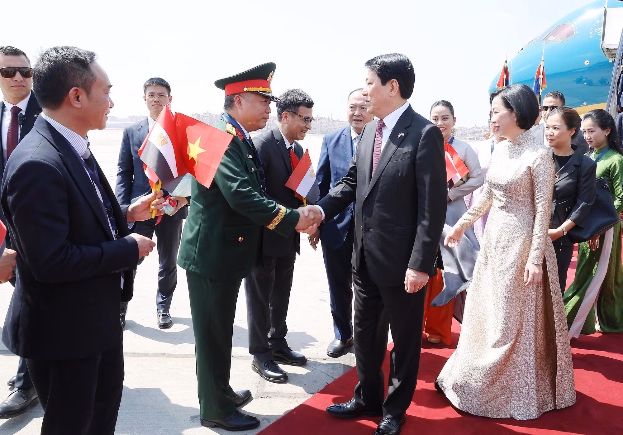 Delegados dan la bienvenida al mandatario vietnamita y su esposa en el Aeropuerto Internacional de El Cairo. (Foto: Lam Khanh/VNA