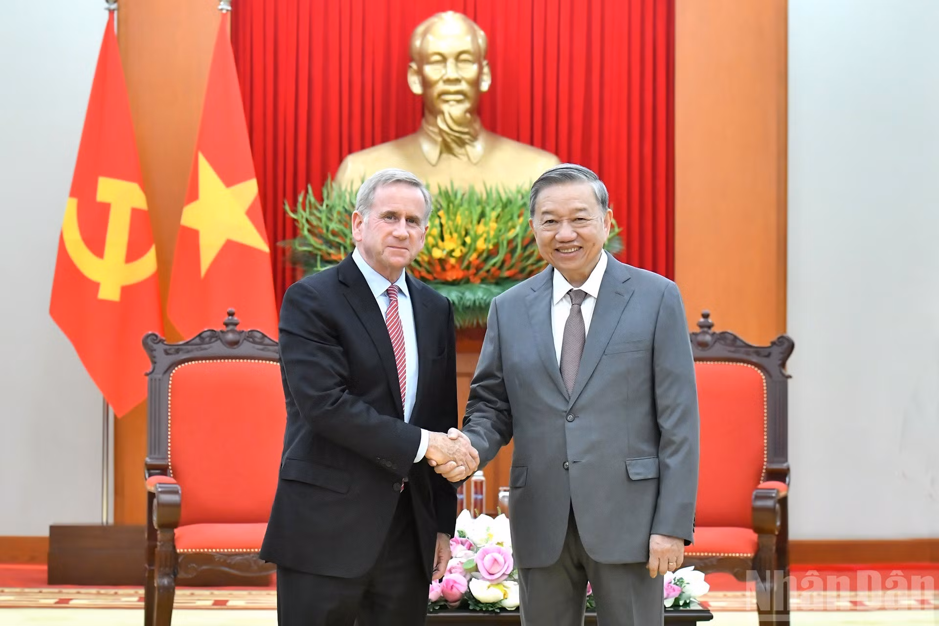 El líder partidista vietnamita, To Lam (izq), y a Alex Rogers, presidente y director de Gobernanza Global de la corporación tecnológica estadounidense Qualcomm.