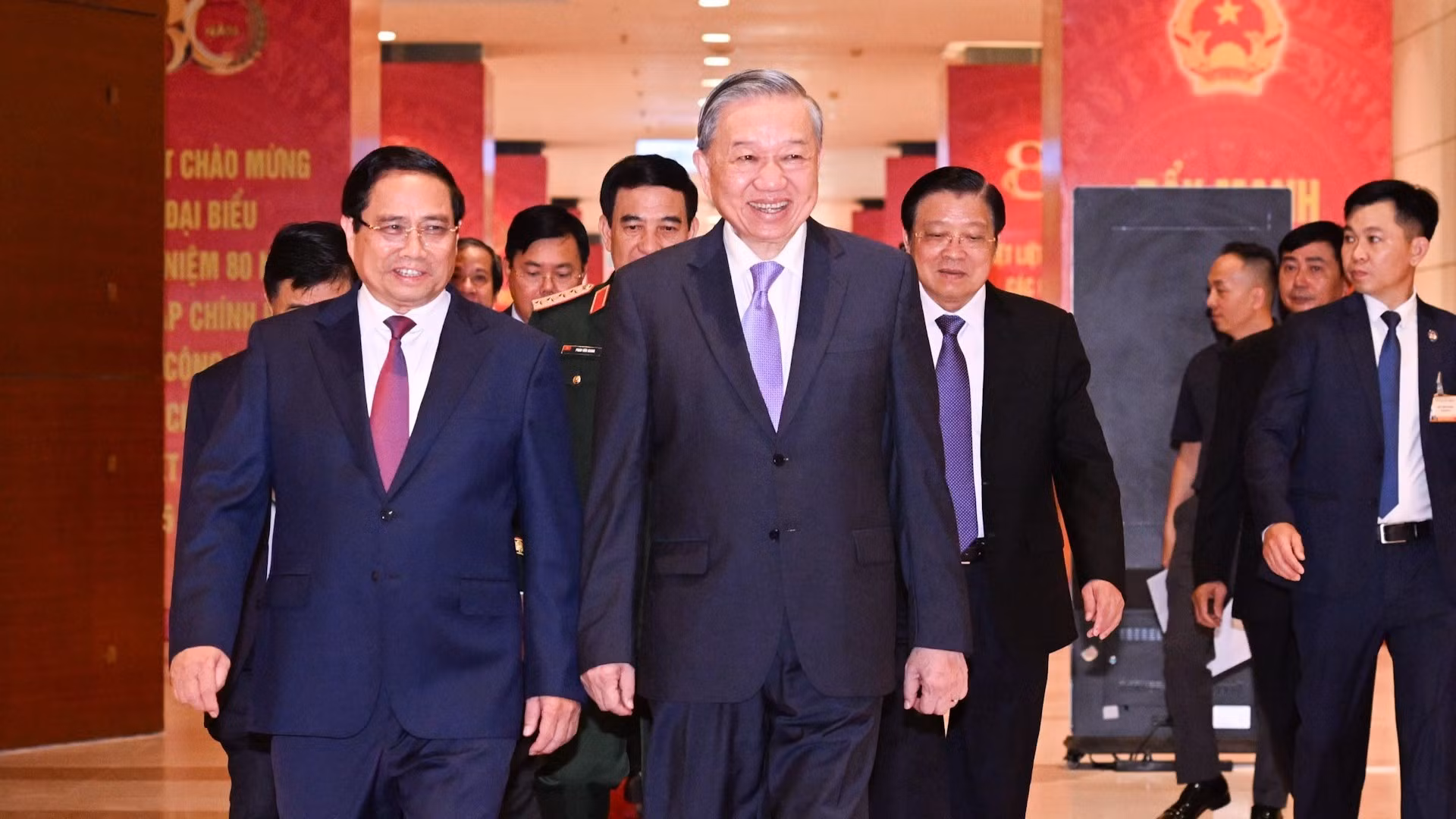 El primer ministro Pham Minh Chinh recibe al secretario general del PCV, To Lam, en la ceremonia por el 80º aniversario de la fundación del Gobierno.