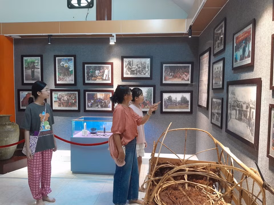 Turistas visitando el espacio que muestra la cultura del pueblo S’tieng. (Foto: VNA)