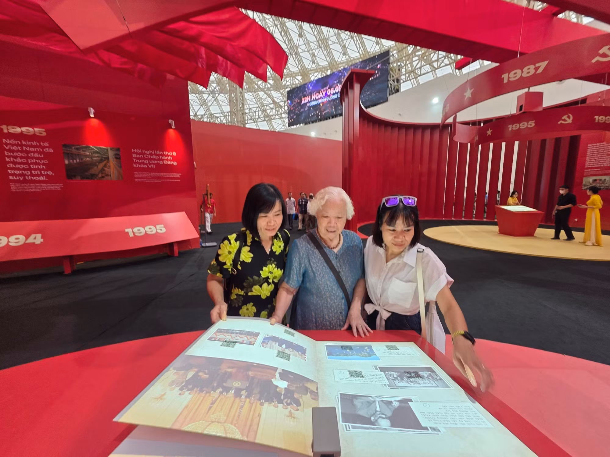 En la exposición “95 años de la Bandera del Partido iluminando el camino”, los libros interactivos sobre los 13 Congresos Nacionales del Partido Comunista de Vietnam constituyen uno de los principales atractivos.