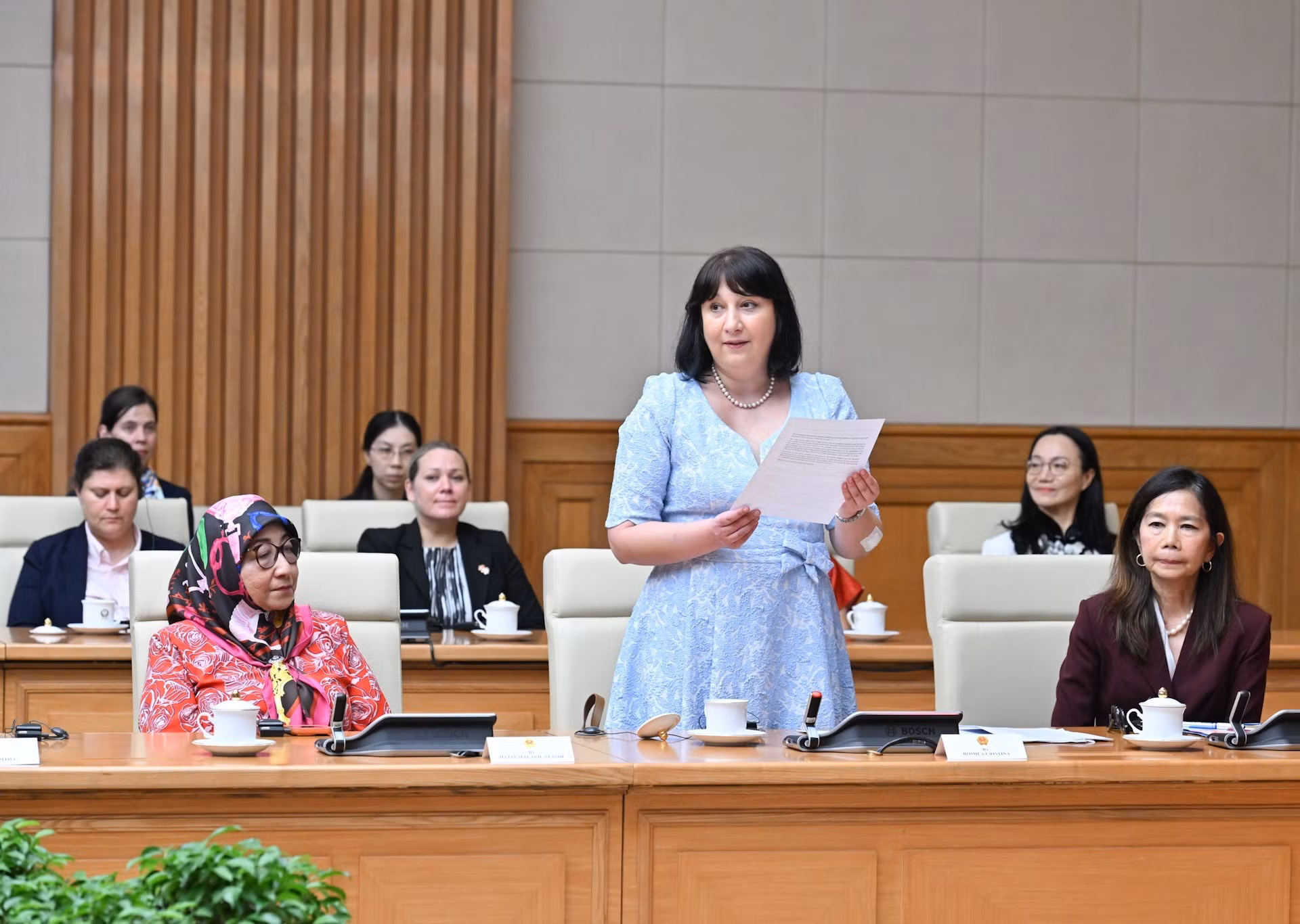 Cristina Romila, embajadora de Rumanía en Vietnam, habla en el acto.