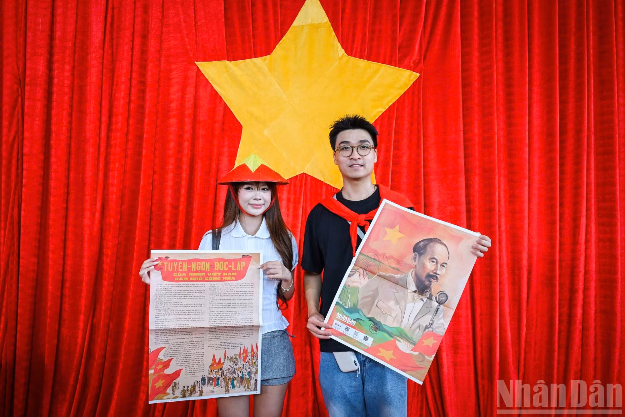 Jóvenes lectores expresan su entusiasmo al recibir el suplemento especial de Nhan Dan.