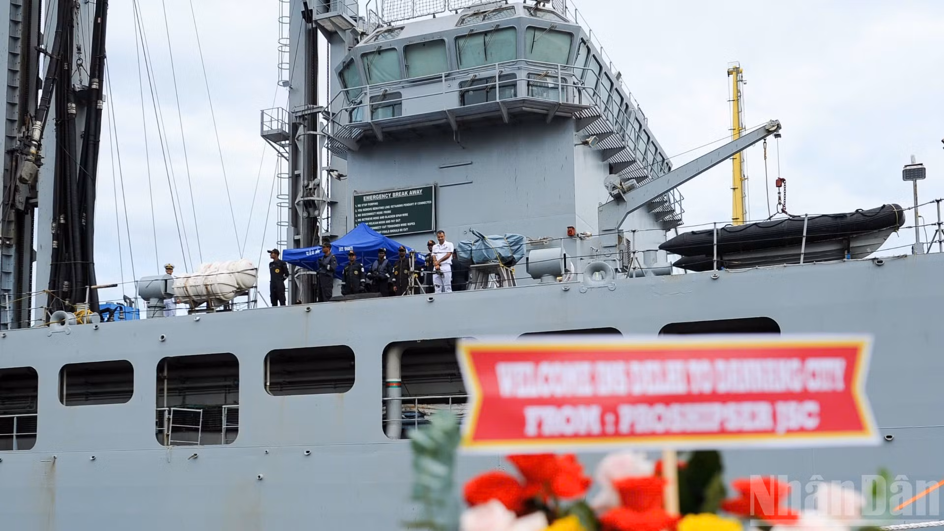 Tripulantes de la flotilla INS Delhi durante su visita amistosa a Da Nang.