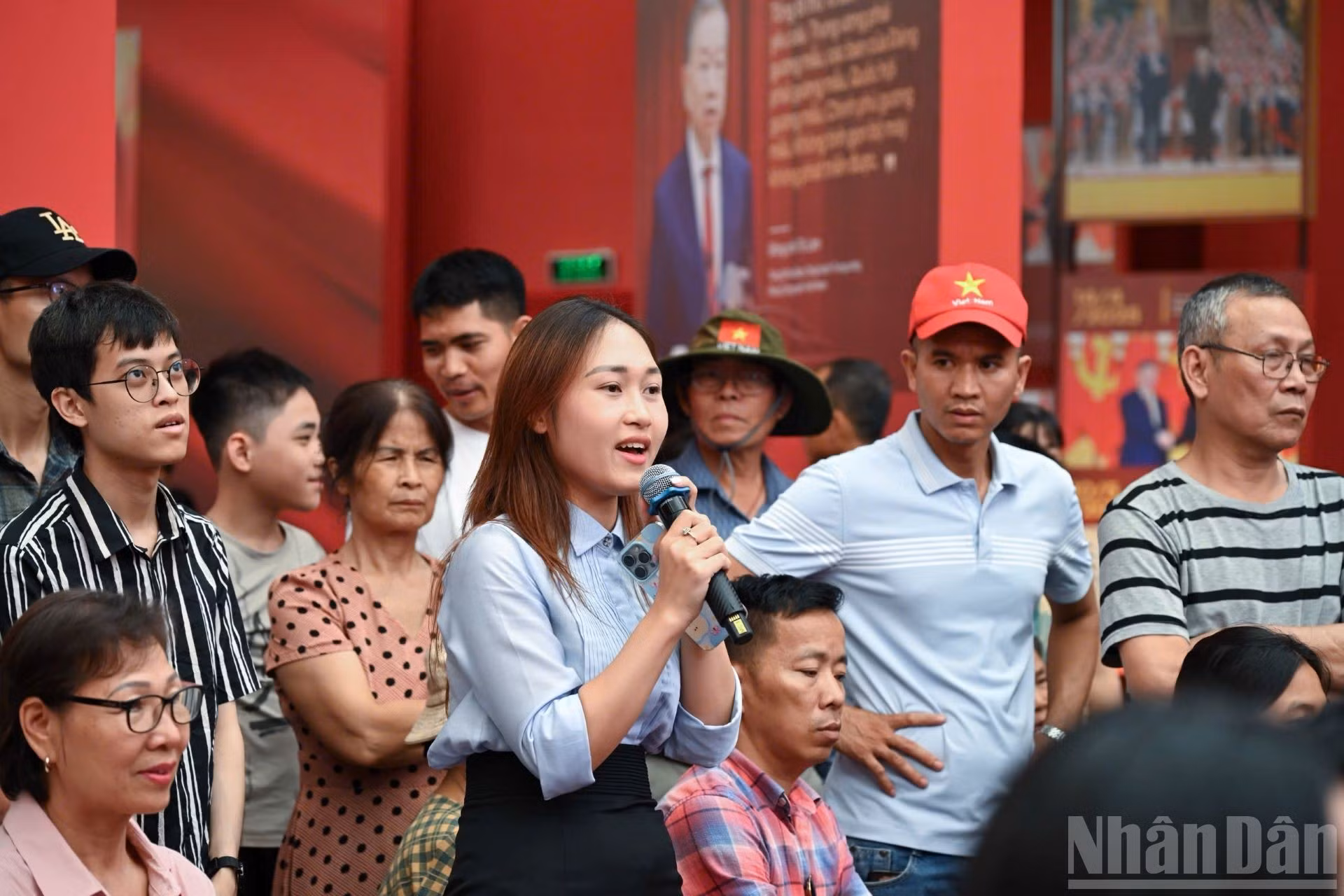 Los jóvenes formulan numerosas preguntas relacionadas con los logros de Vietnam en la integración internacional, la creación de un entorno de paz, estabilidad y condiciones favorables para el desarrollo, así como la mejora de la posición nacional en el contexto de la integración global.