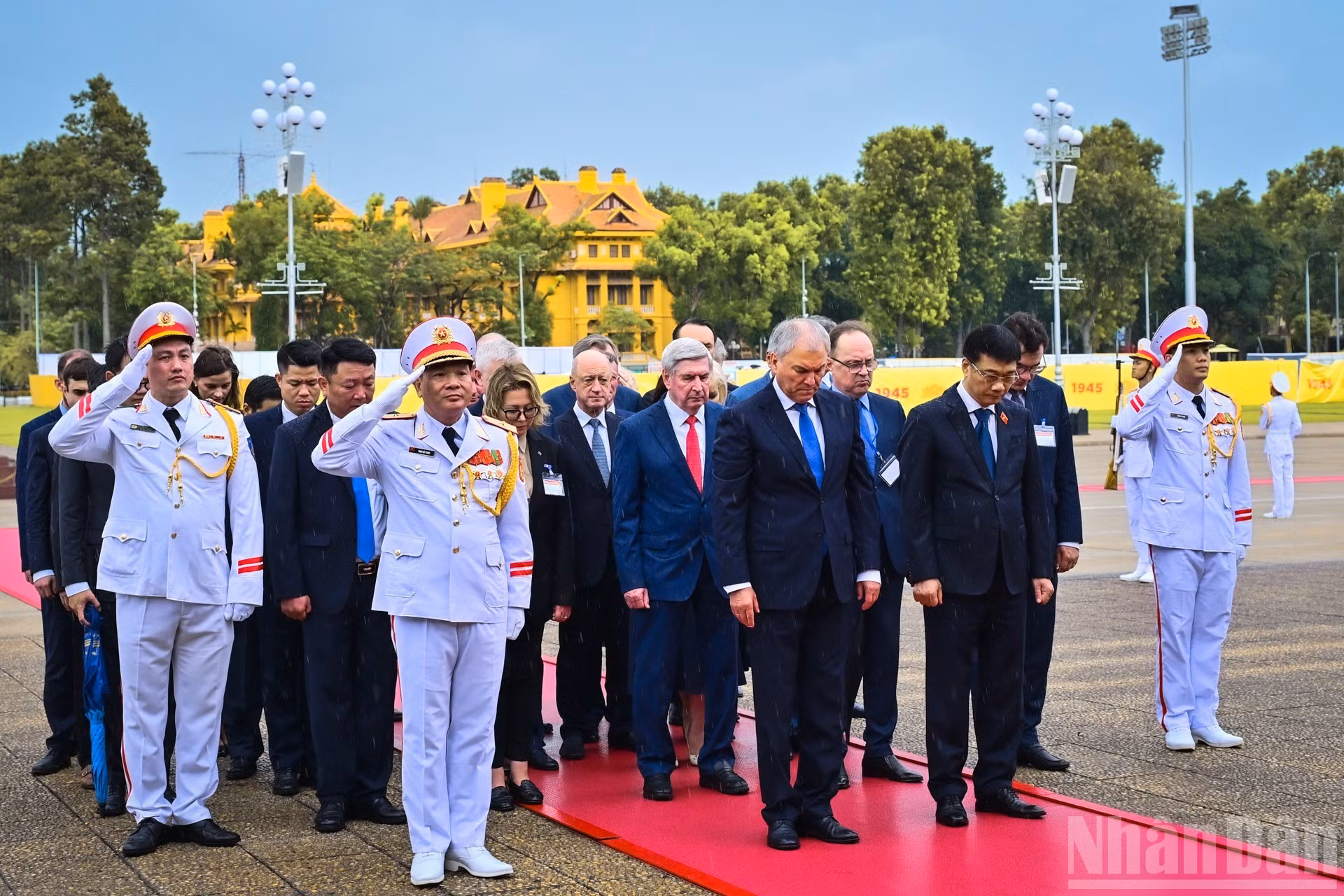 Vyacheslav Volodin y su delegación rinden homenaje al Presidente Ho Chi Minh.