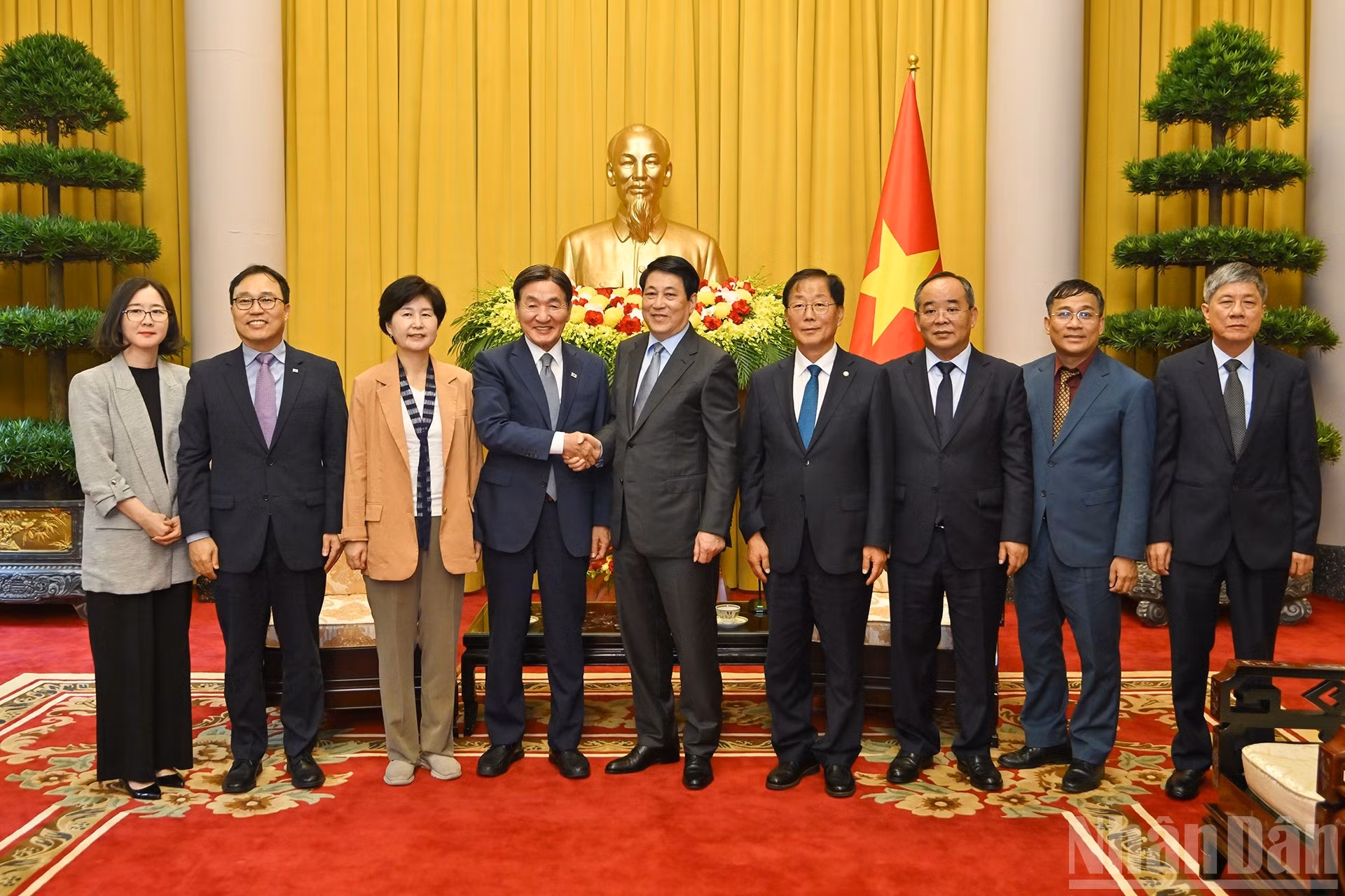 El presidente Luong Cuong, Park Chang Dal y los delegados en el acto.