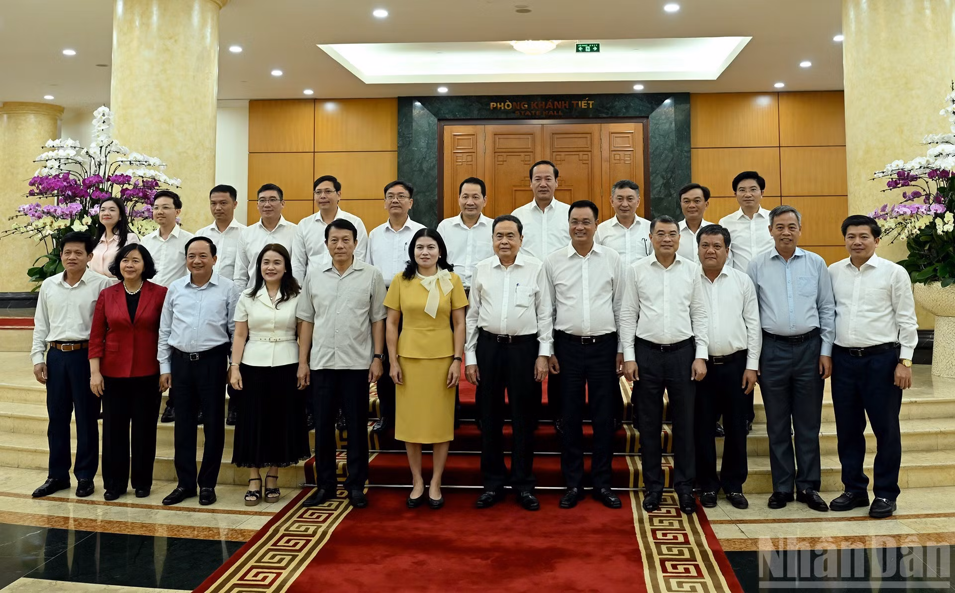 El presidente de la ANV, Tran Thanh Man, junto con miembros del Buró Político, el Secretariado y los delegados en la reunión con la Junta Permanente del Comité del Partido de Quang Tri.
