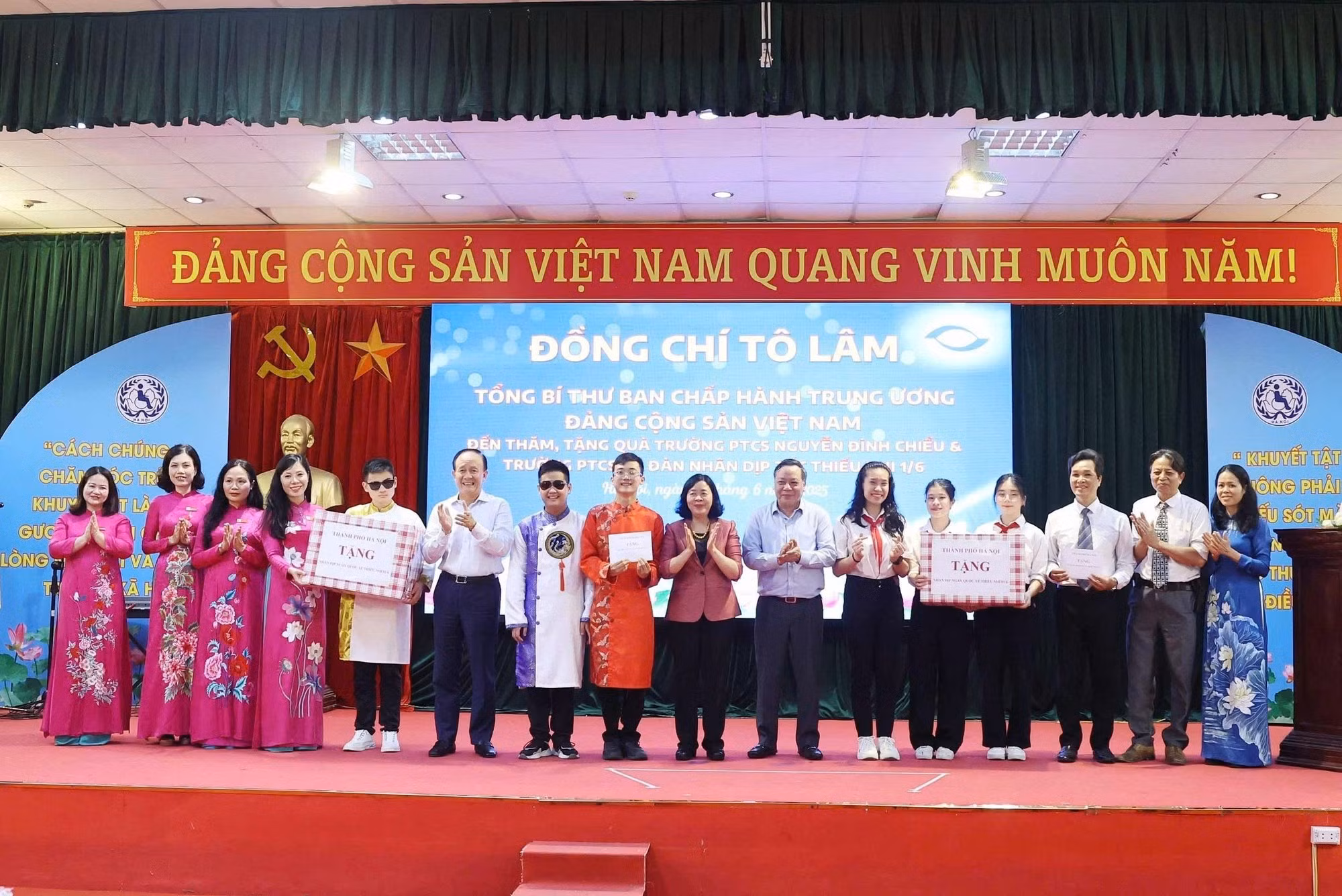 Bui Thi Minh Hoai, miembro del Buró Político y secretaria del Comité del Partido en Hanói, entrega obsequios a las escuelas especiales Nguyen Dinh Chieu y Xa Dan. (Foto: Thong Nhat/VNA)
