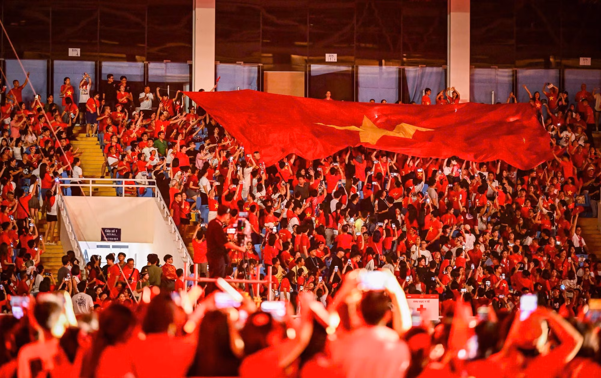 Enorme bandera nacional en las gradas del estadio My Dinh.