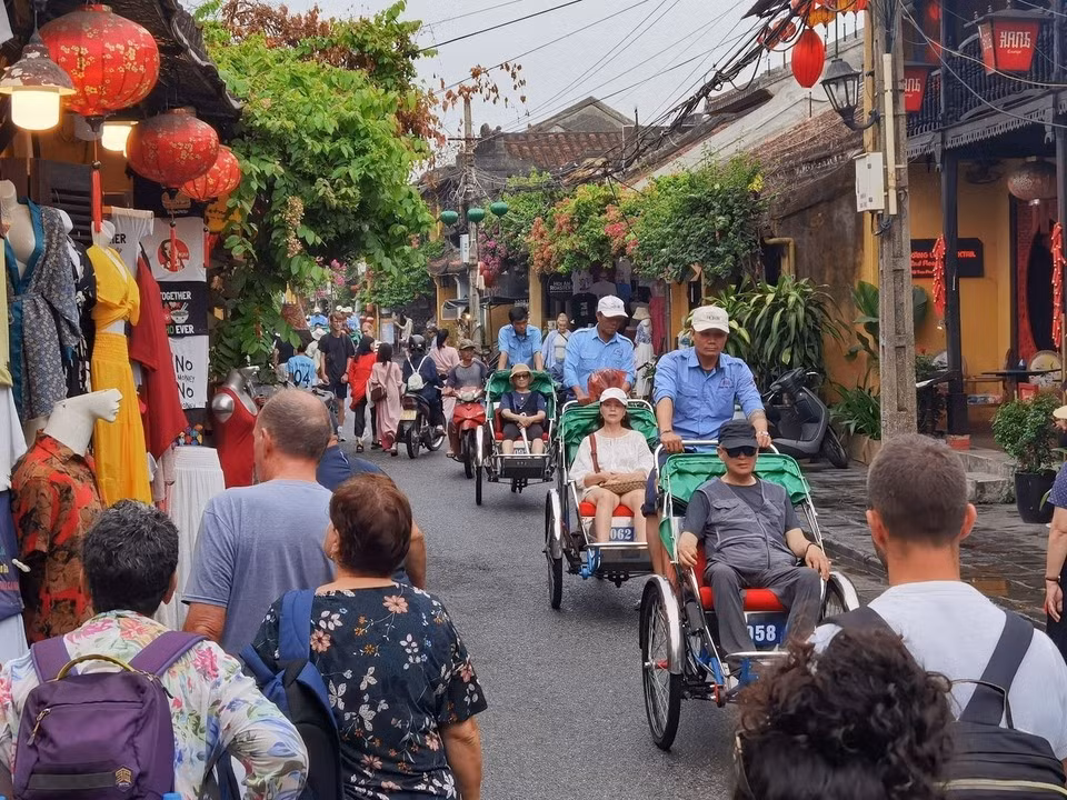 Los turistas nacionales y extranjeros se sumergen en la tranquilidad del río Hoai, formando parte de la vitalidad contemporánea del patrimonio cultural mundial. (Foto: VNA)