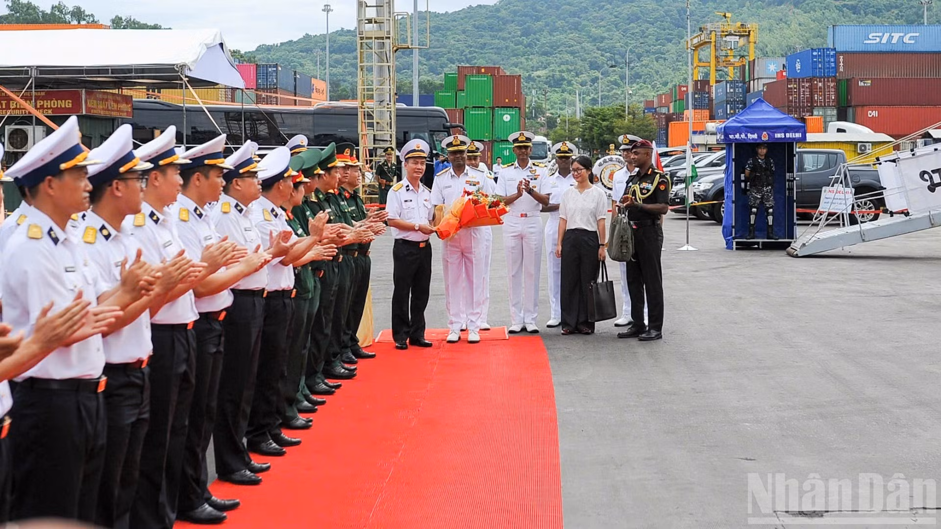 Ceremonia de bienvenida a la flotilla INS Delhi en el puerto de Tien Sa.