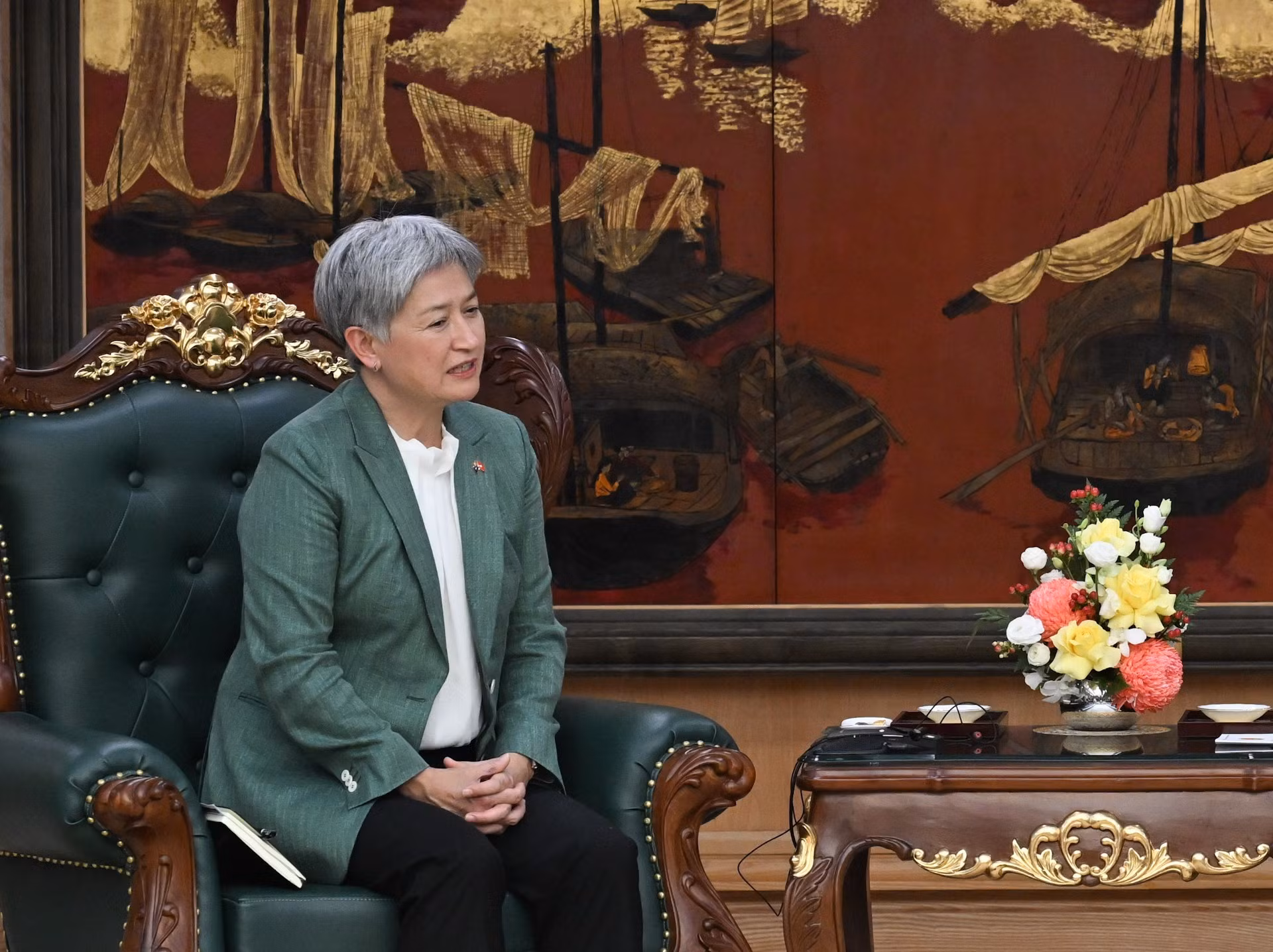 La ministra de Relaciones Exteriores de Australia, Penny Wong, interviene en la cita.