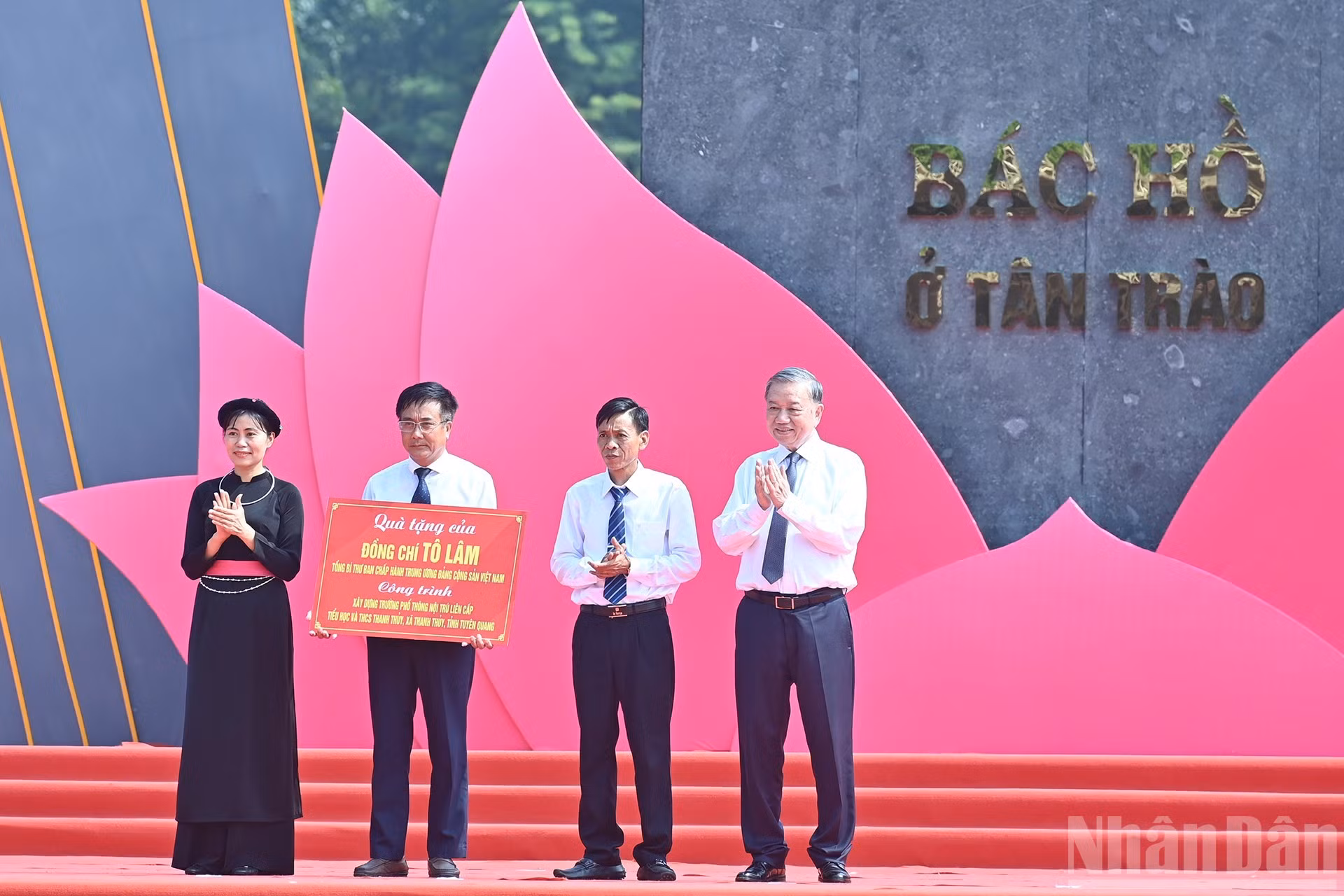 To Lam entrega fondos para la construcción de la Escuela Internado de Educación General de la comuna de Thanh Thuy, de la provincia de Tuyen Quang.