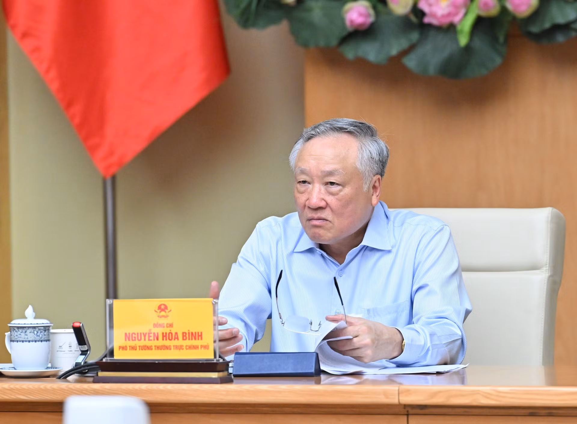 El viceprimer ministro permanente, Nguyen Hoa Binh, interviene en el acto.