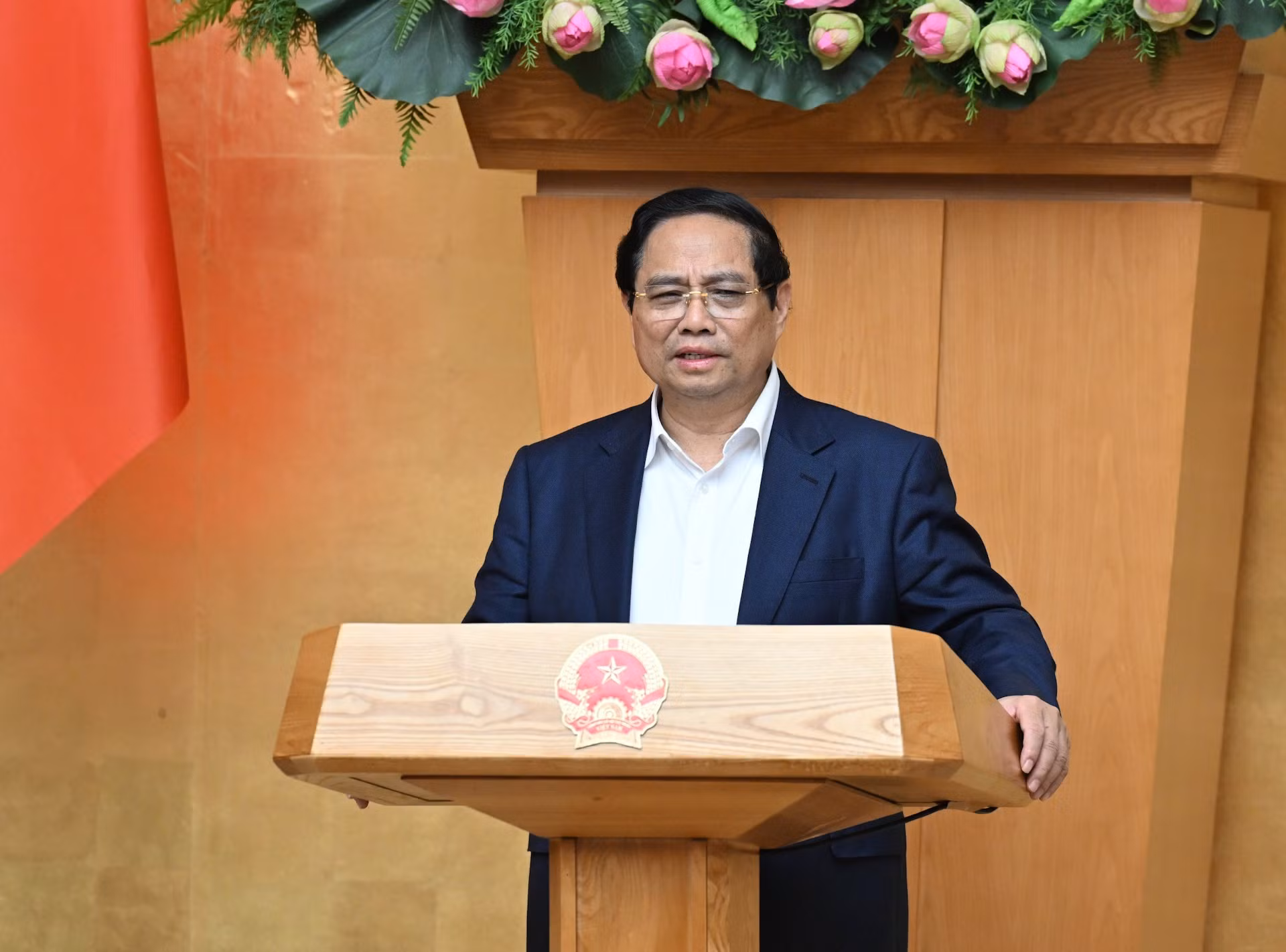 El primer ministro Pham Minh Chinh interviene en la reunión.
