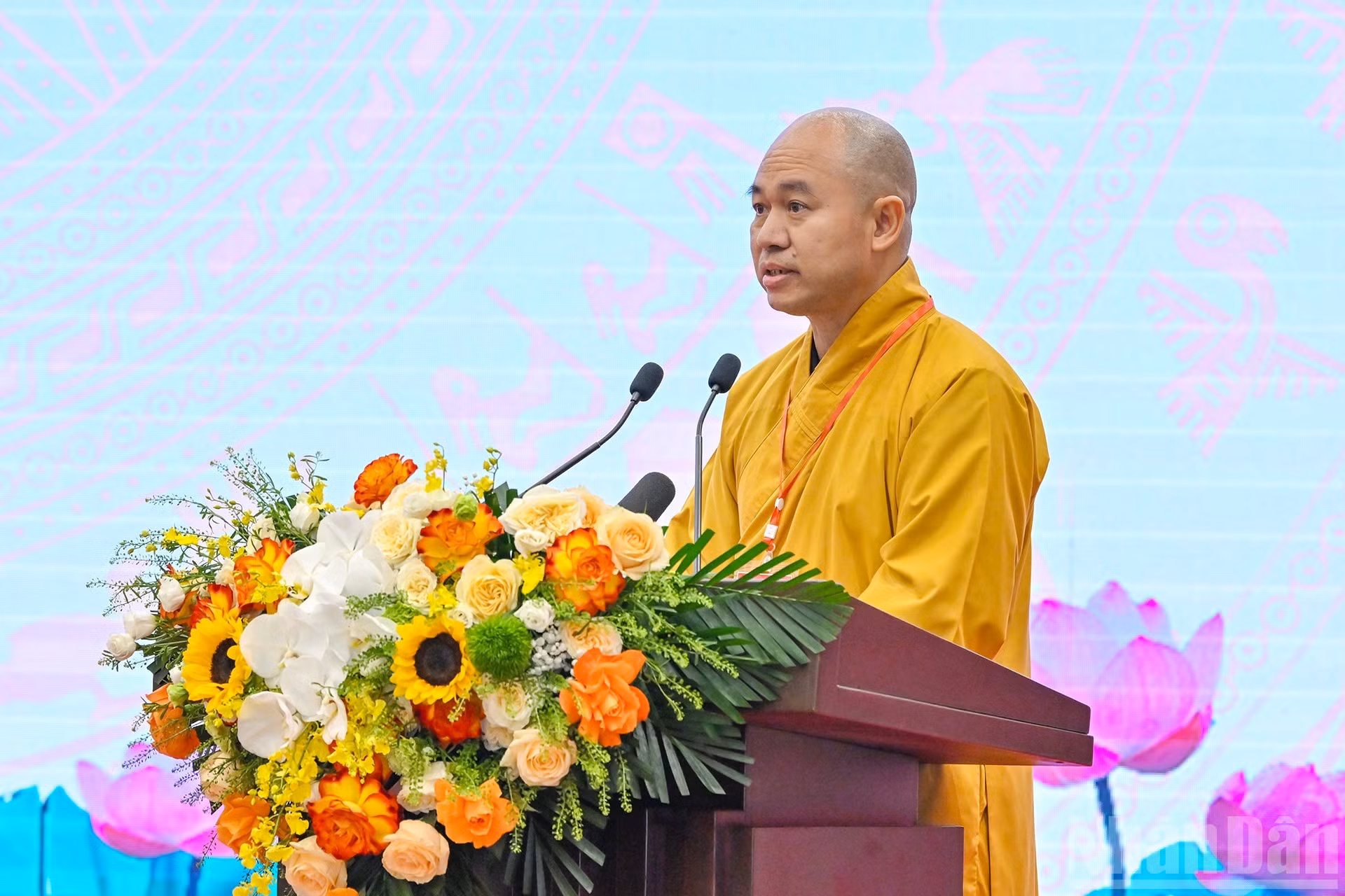 El venerable Thich Duc Thien, vicepresidente y secretario general del Consejo Ejecutivo de la Sangha Budista de Vietnam, presenta una ponencia.