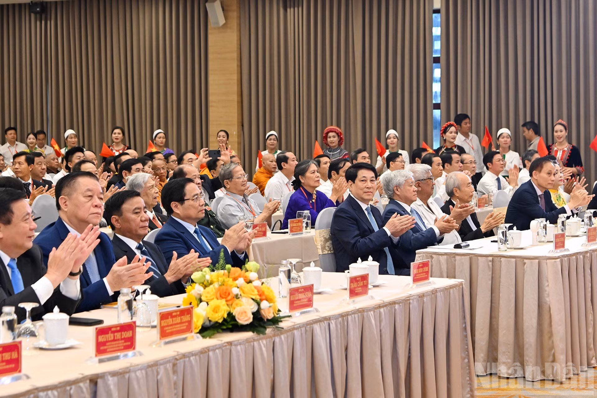 Dirigentes y exdirigentes del Partido y del Estado junto con los delegados en la conferencia.