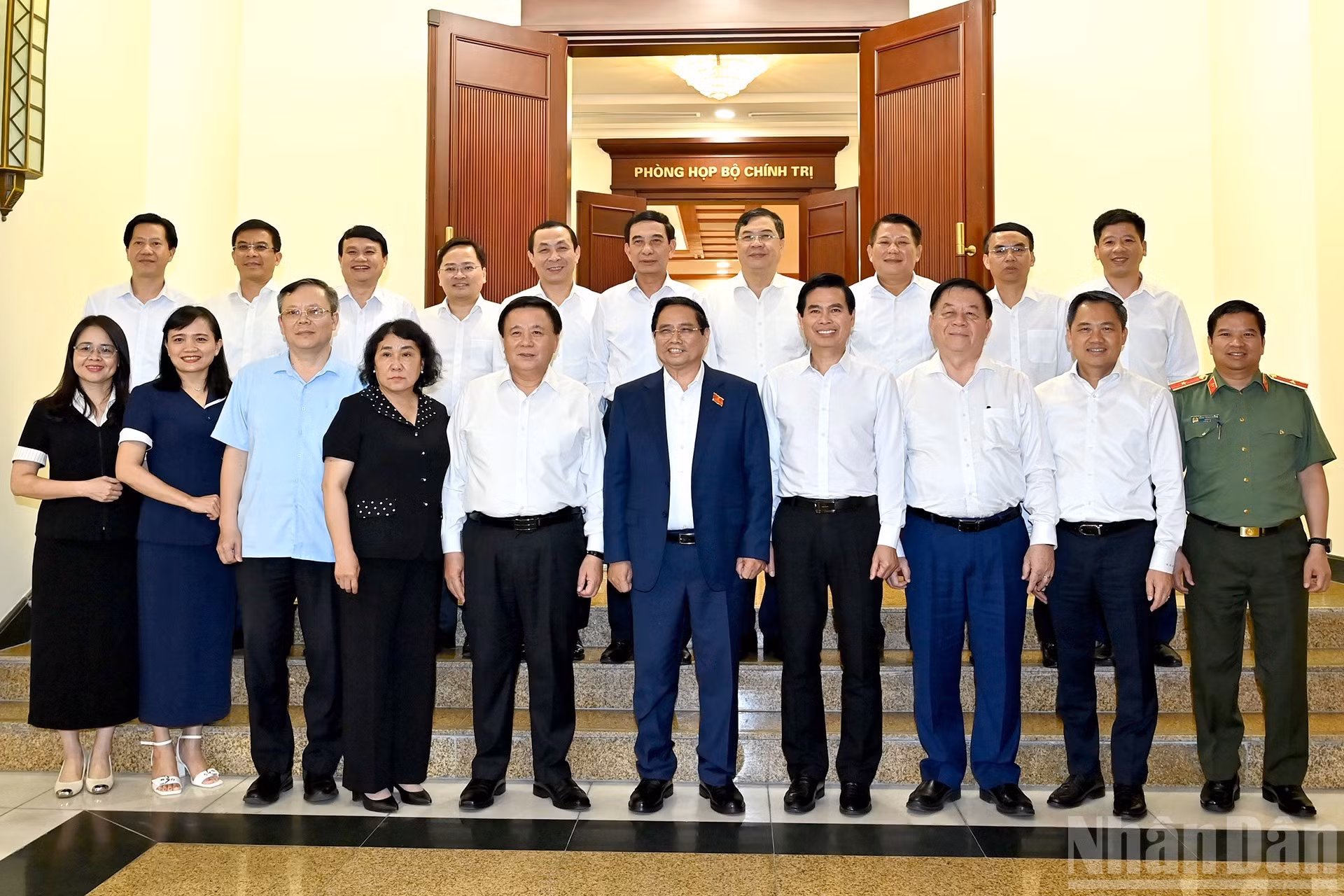 El primer ministro Pham Minh Chinh y dirigentes del Partido y del Estado con la Junta Ejecutiva del Comité del PCV en Son La.