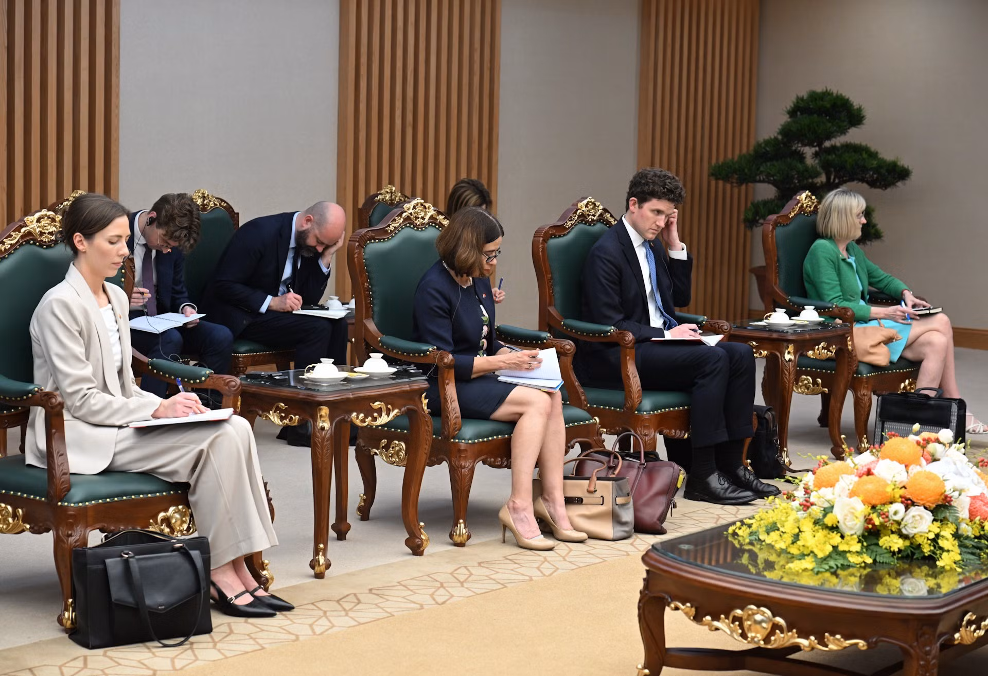 Los miembros que acompañan a la canciller australiana en la reunión.