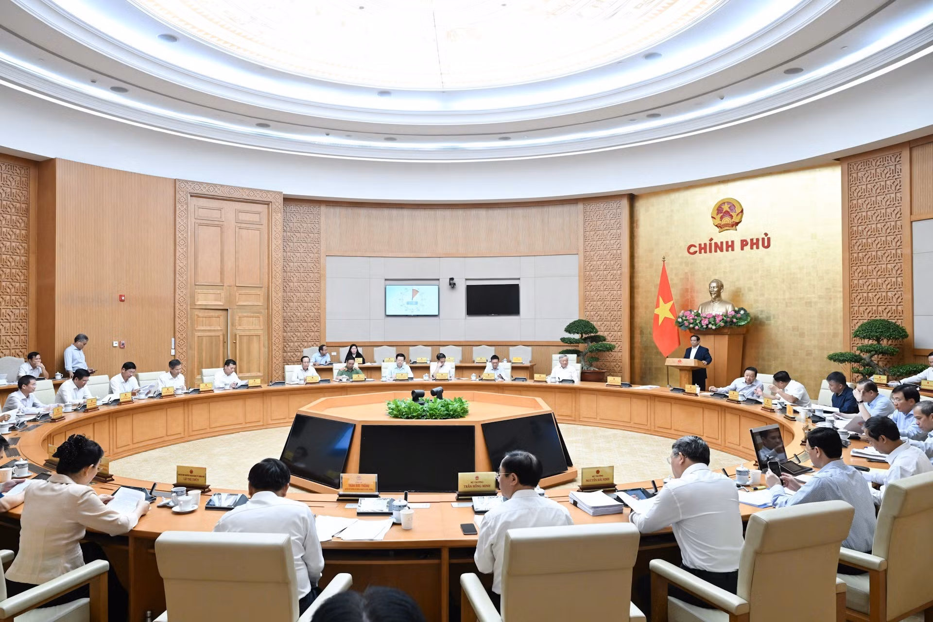 El primer ministro Pham Minh Chinh preside la reunión.