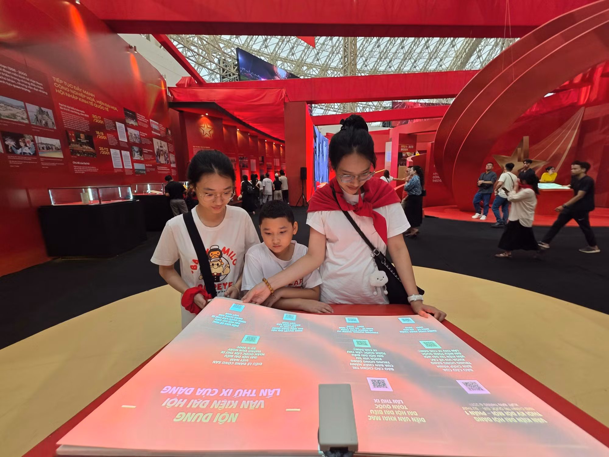 La tecnología interactiva mapping ofrece una experiencia inmersiva en los libros sobre los Congresos Nacionales del Partido.