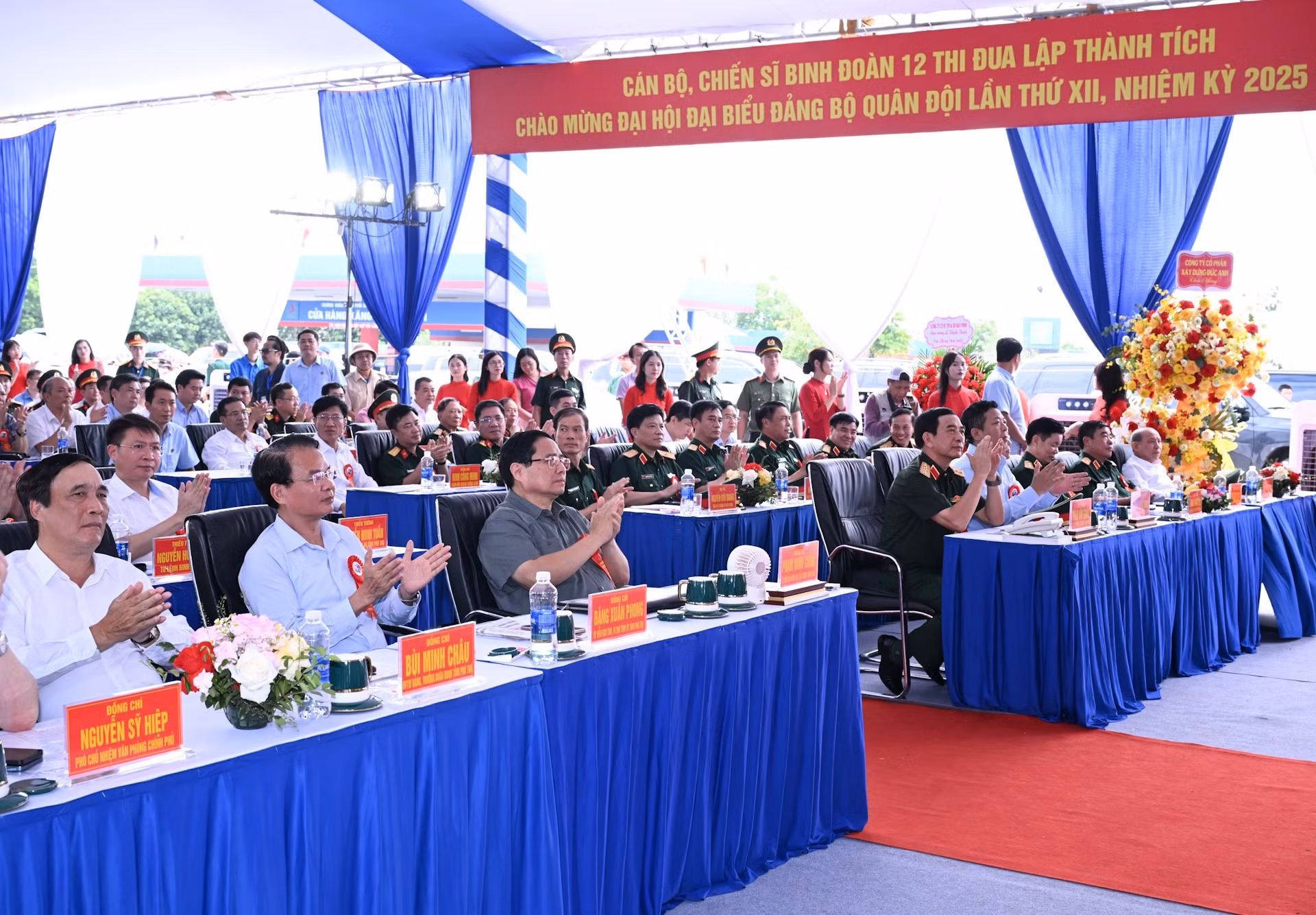 El primer ministro Pham Minh Chinh y los delegados en el acto.