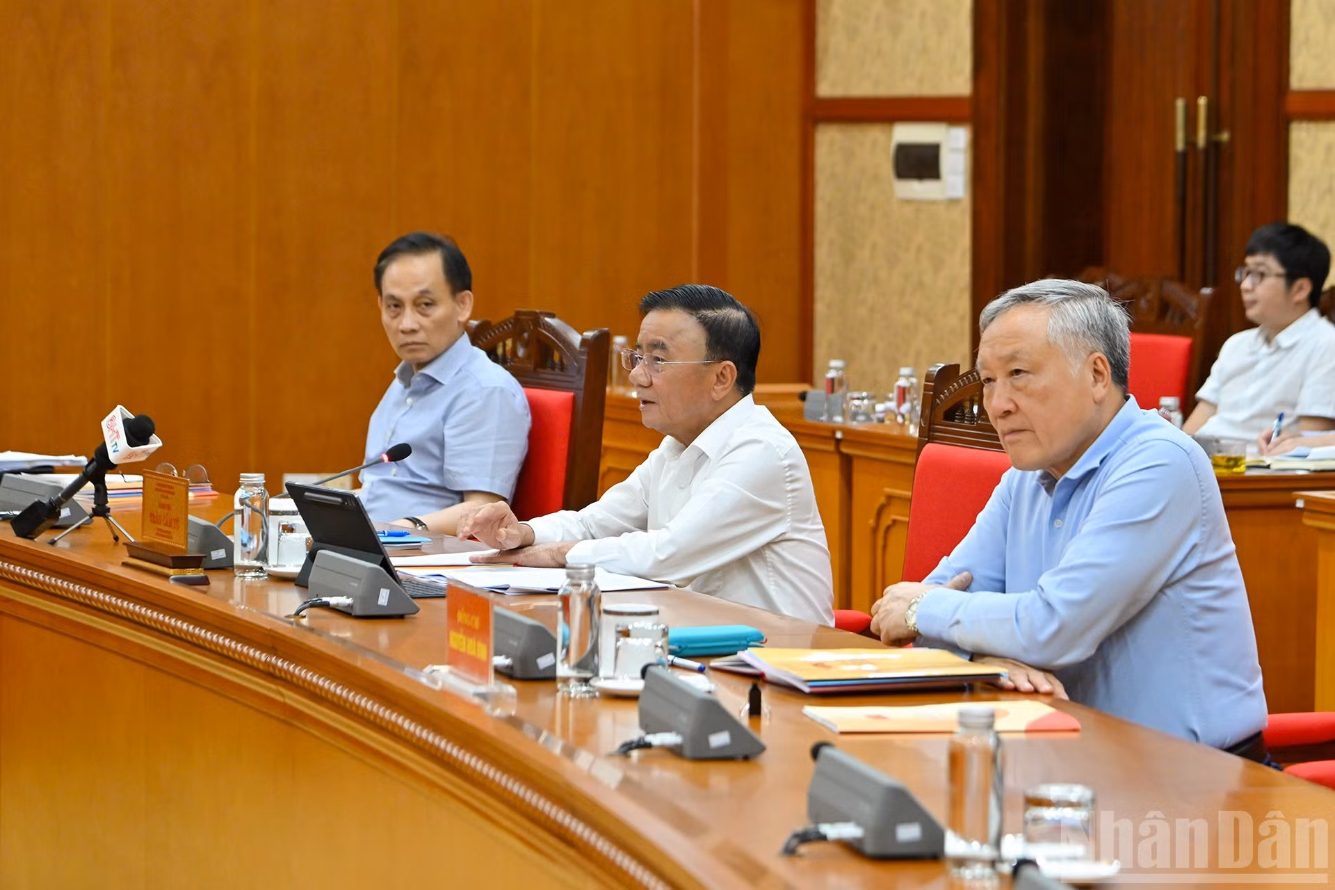 El miembro permanente del Secretariado del PCV, Tran Cam Tu; el viceprimer ministro permanente, Nguyen Hoa Binh; y el ministro interino de Relaciones Exteriores, Le Hoai Trung, en la reunión.