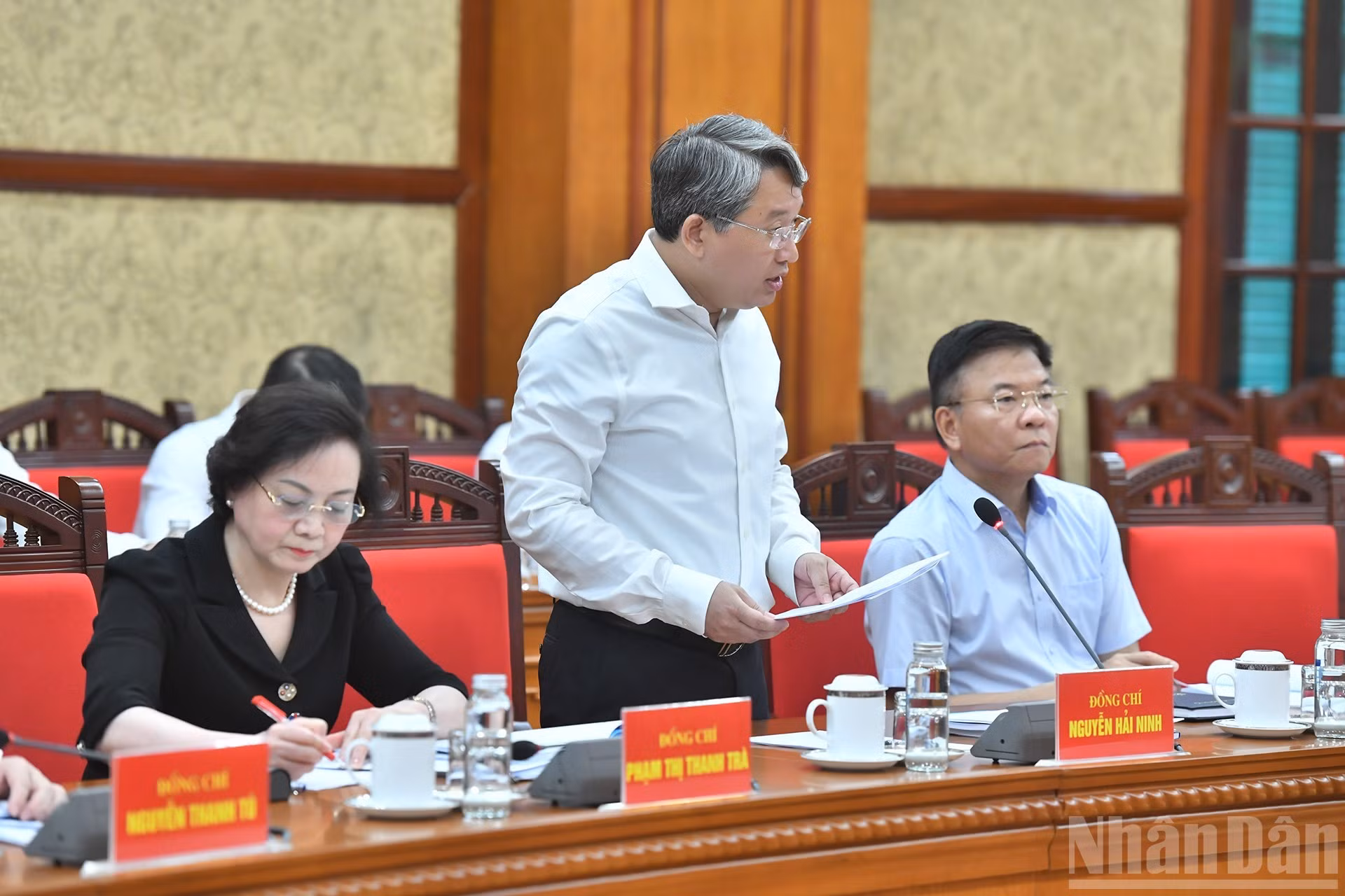El ministro de Justicia Nguyen Hai Ninh presenta un informe en la reunión.