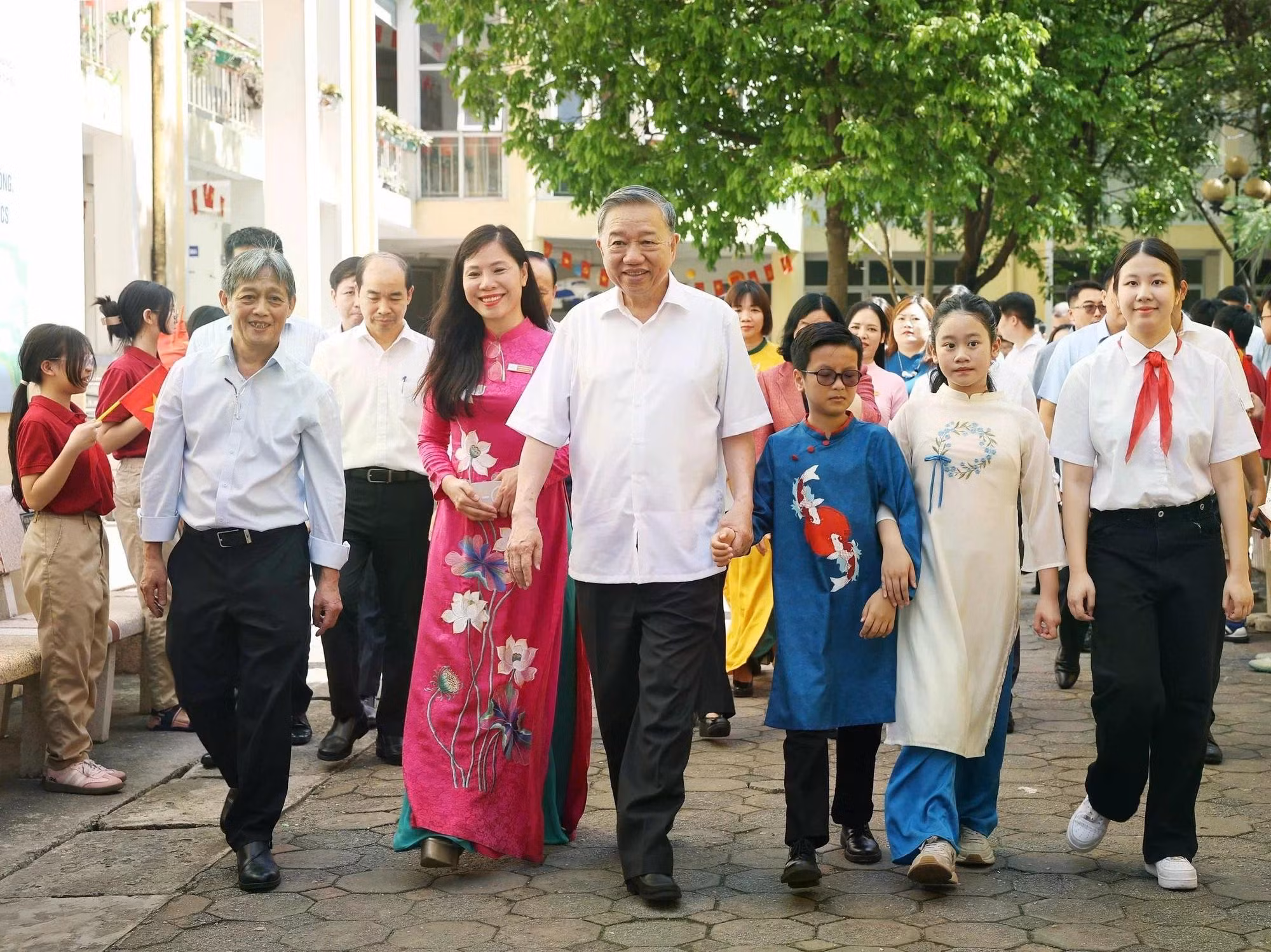 [Foto] Máximo líder partidista vietnamita visita escuelas especiales en Hanói